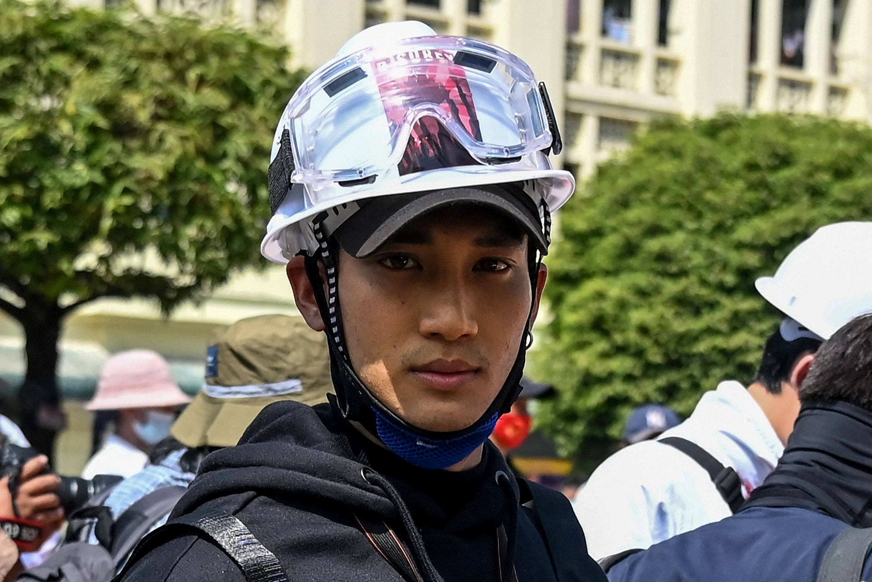 Seorang model, aktor, dan juga penyanyi terkenal Paing Takhon turut berunjuk rasa membela demokrasi dan menentang kudeta di Yangon, Myanmar.