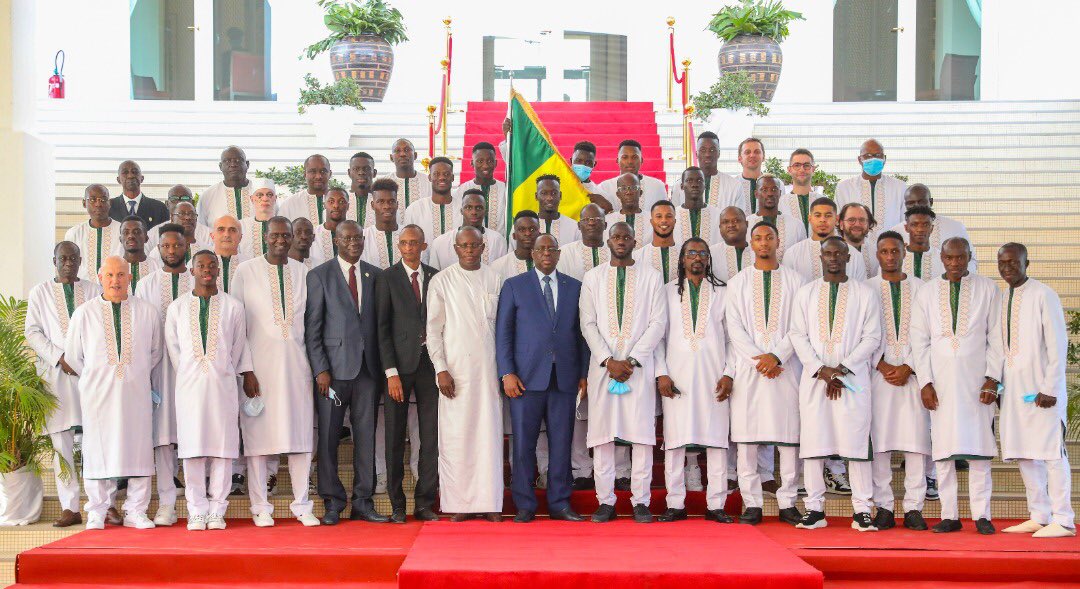 Timnas Senegal saat bertemu Presiden Macky Sall sebelum bertolak ke Kamerun untuk Piala Afrika