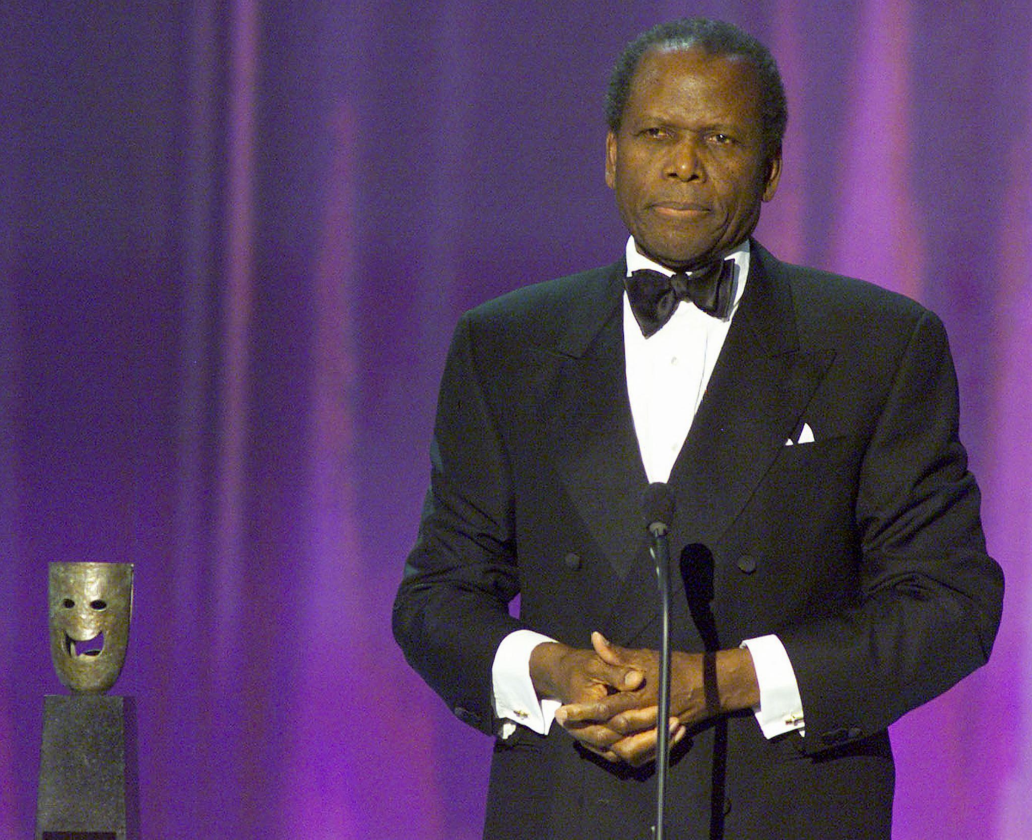 Aktor sidney Poitier kala menghadiri Screen Actor Guild Awards pada 2000.