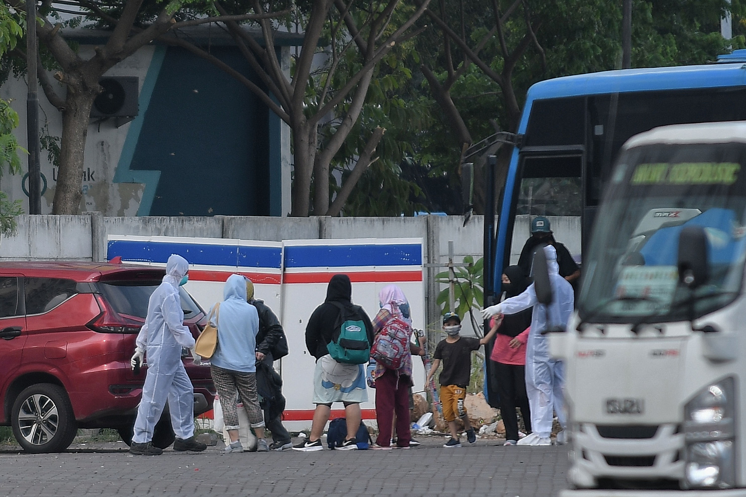 Pasien Covid-19 tiba di RSDC Wisma Atlet Kemayoran