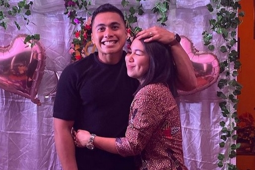 Serda Aprilio Manganang dengan tunangannya.