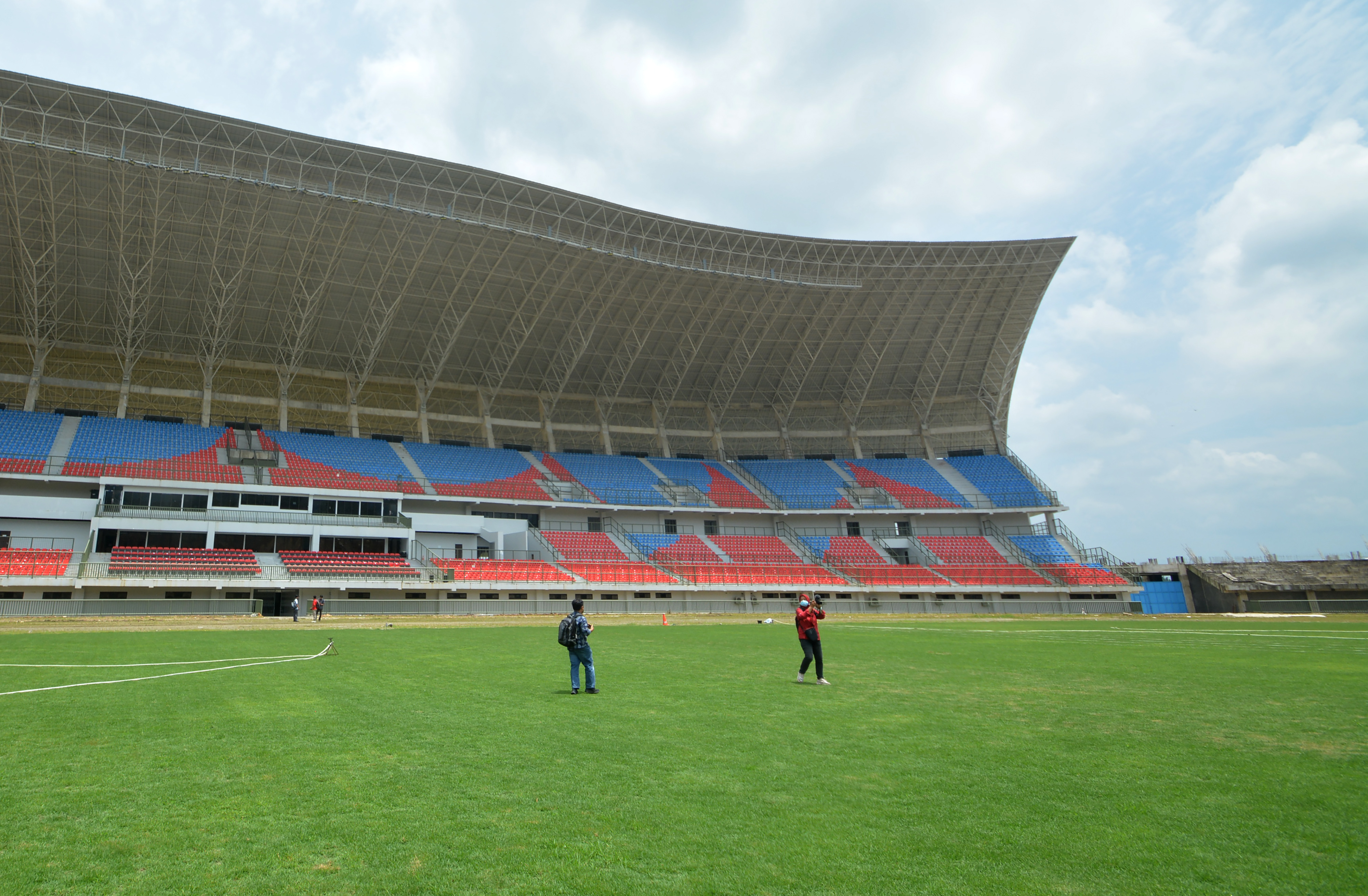 Pembangunan Stadion Utama Sumatera Barat, di Padangpariaman salah satu sumber pendanaannya ialah SBSN.