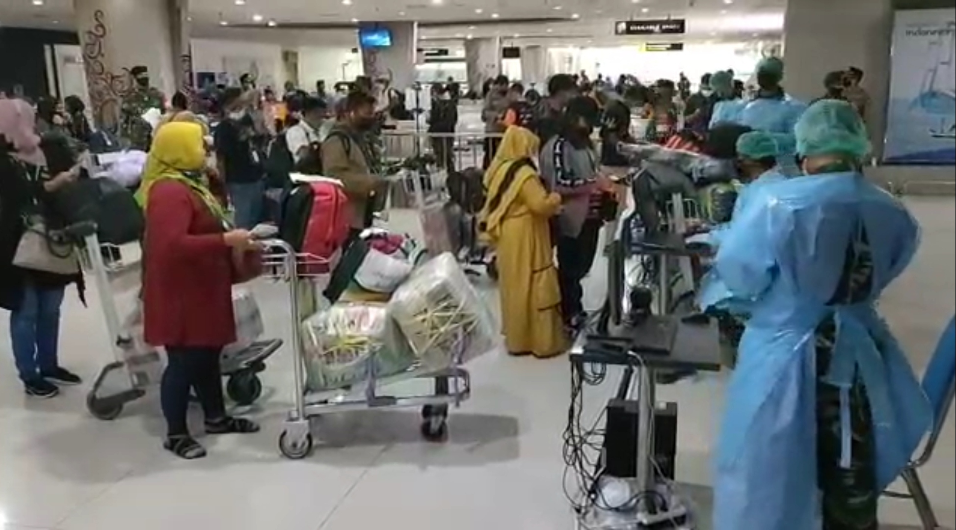 129 Pekerja Migran Indonesia (PMI) yang baru tiba di Bandara Juanda Kabupaten Sidoarjo dari Malaysia.