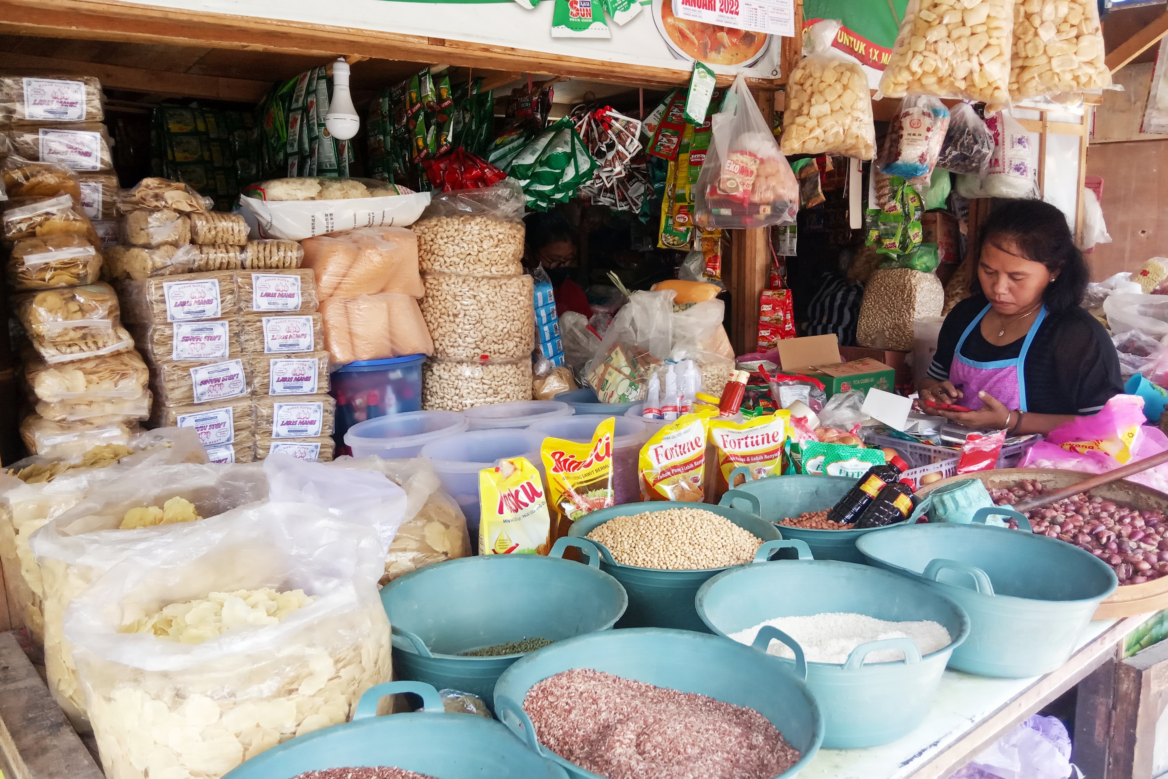 Pedagang bahan kebutuhan pokok di Pasar Klaten.