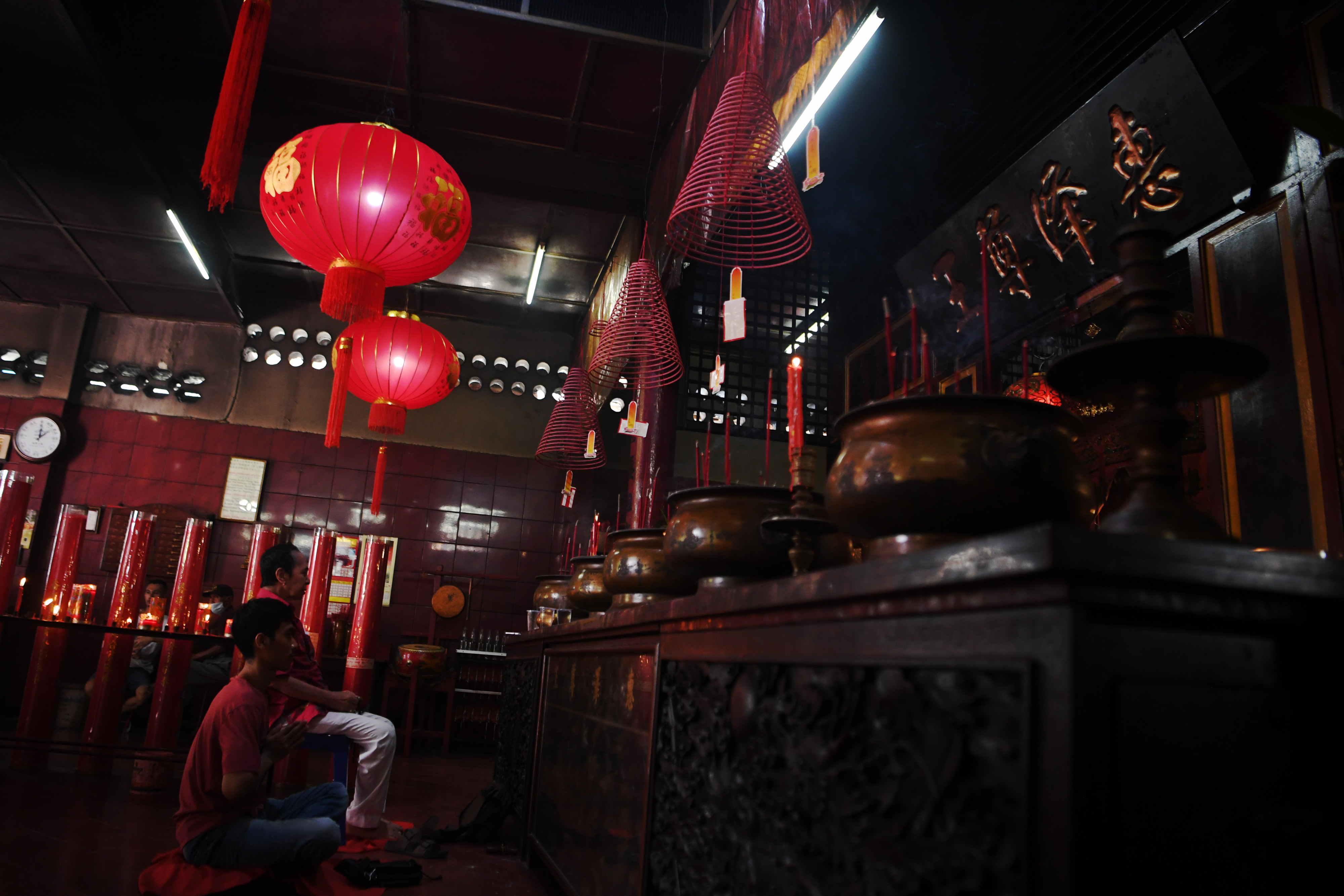 Warga keturunan Tionghoa berdoa di Vihara Dharma Bhakti, Glodok, Jakarta