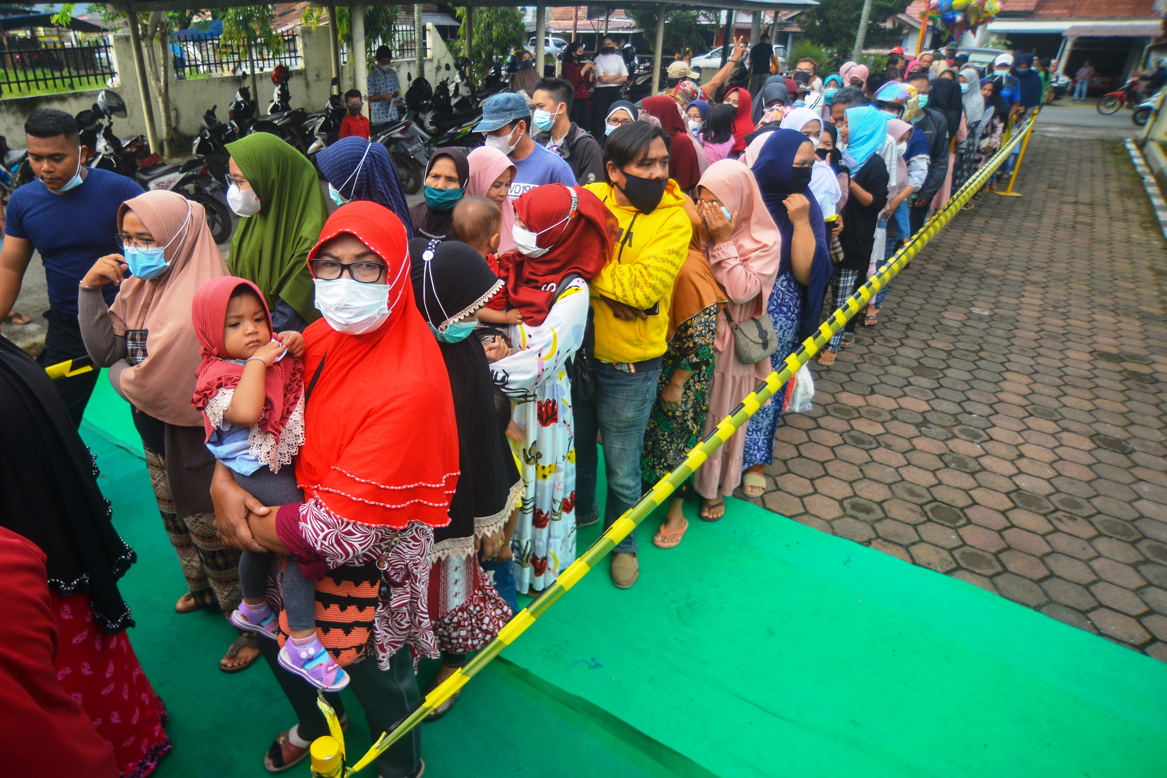 Antrean operasi pasar minyak goreng di Kota Padang, Senin (17/1).