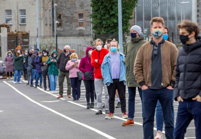 Warga mengantre untuk menjalani tes covid-19 di Dublin, Irlandia.