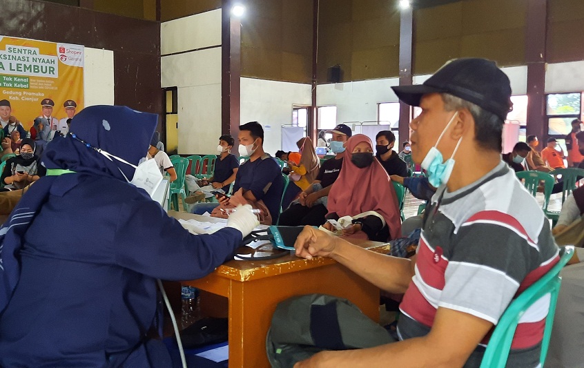 Vaksinais covid-19 di Gedung Pramuka Cianjur, Jawa Barat.