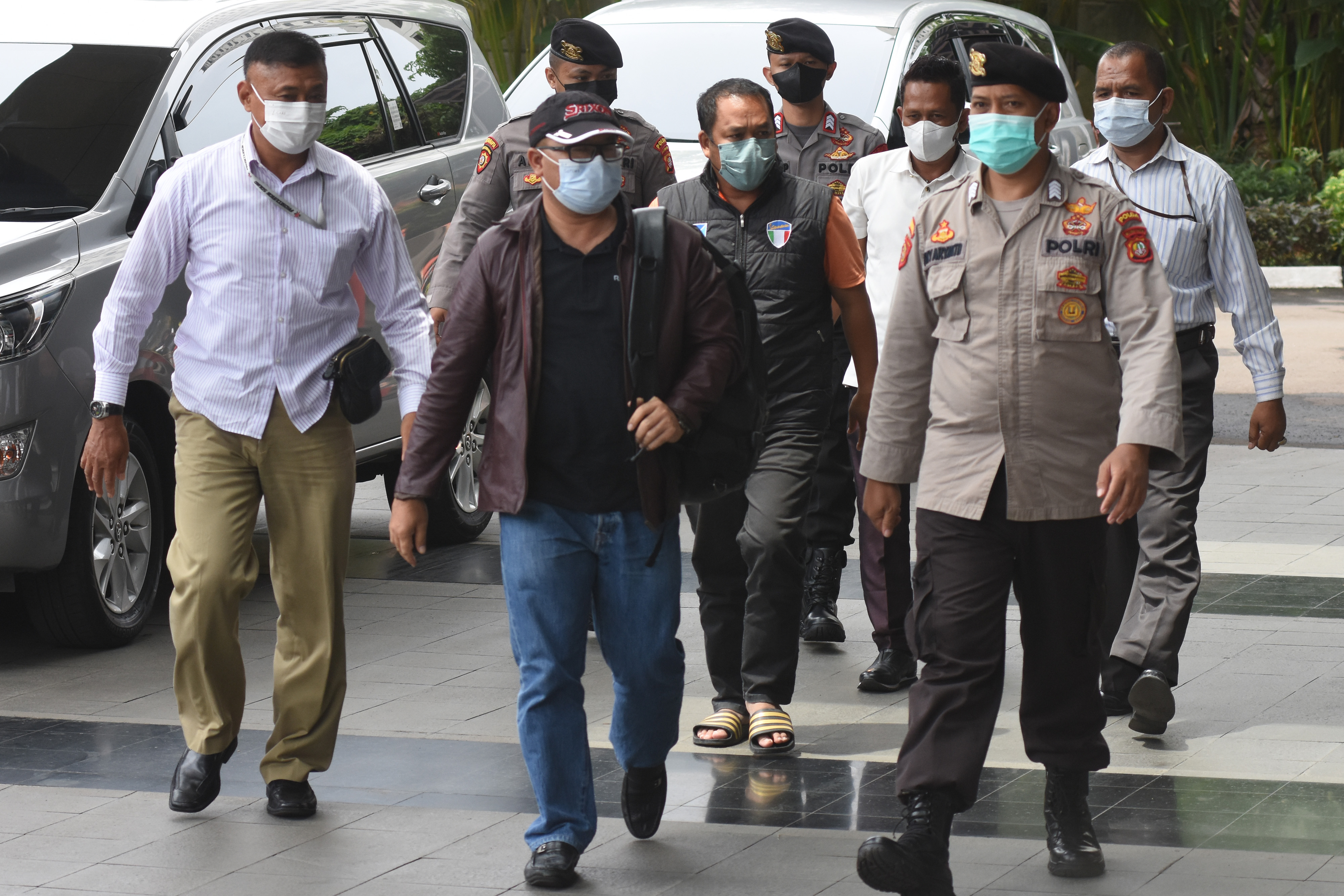 Petugas KPK menggiring 3 orang yang terjerat OTT di Kabupaten Penajam Passer Utara, Kaltim