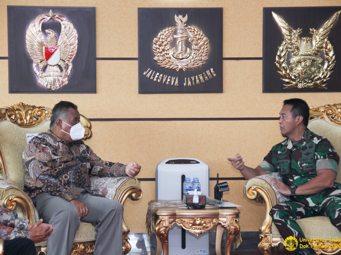 Rektor UI Prof. Ari Kuncoro, Ph.D dan Jenderal Andika Perkasa di Balai Sidang Kampus UI, Depok, Selasa (18/1). 