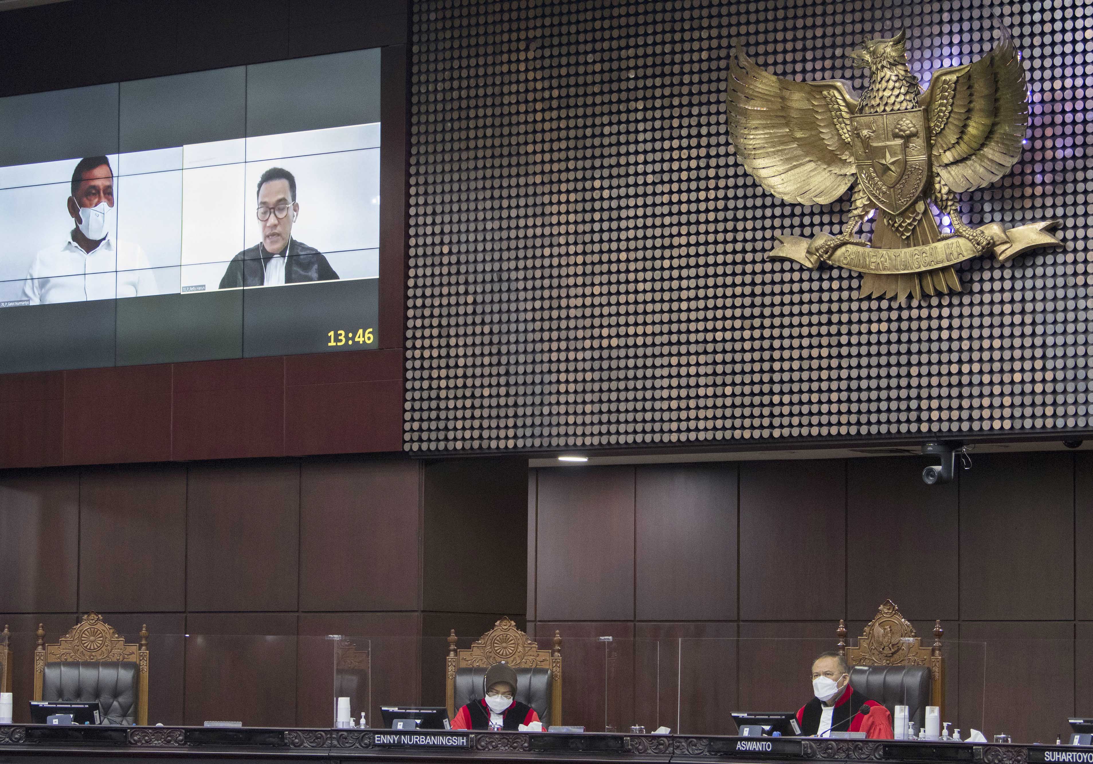 Ketua Majelis Hakim Konstitusi (MK) Aswanto (kanan) memimpin sidang pengujian materiil UU No 7/2017 tentang Pemilu di MK, Jakarta.