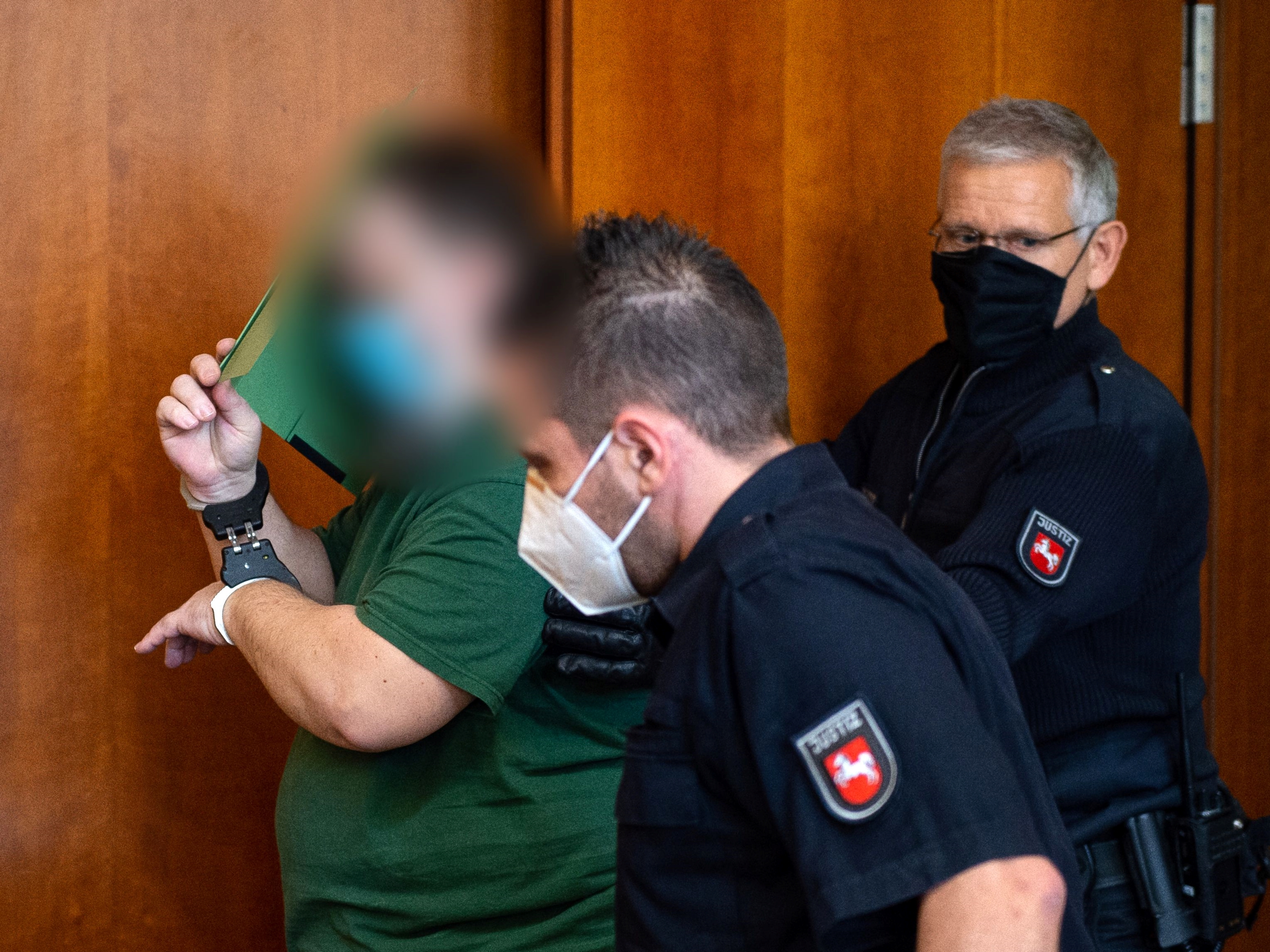 Seorang terdakwa (kiri) yang dituduh melakukan pelecehan seks anak tiba di pengadilan pada 3 September 2020, Goettingen, Jerman tengah.