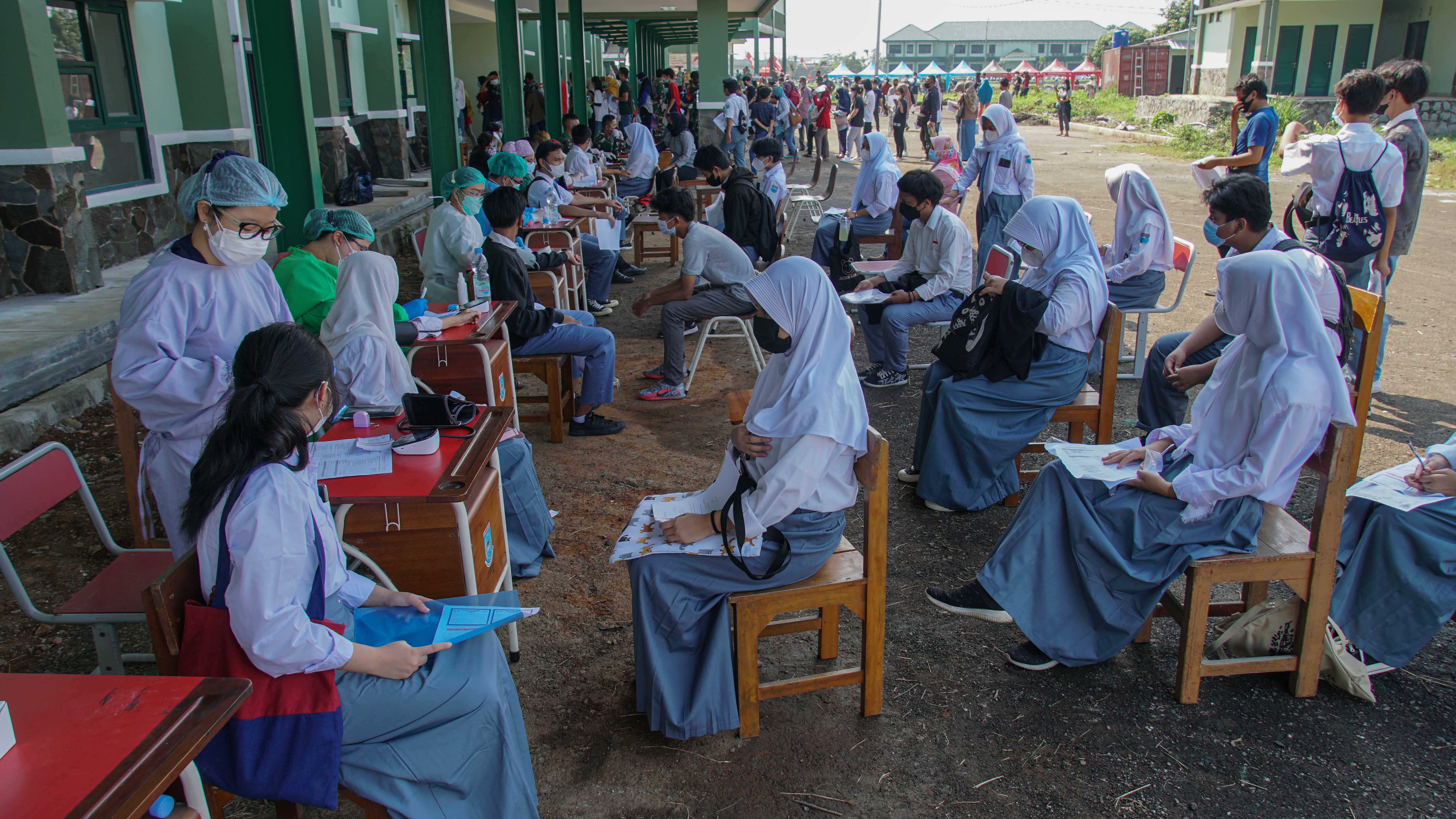 Pelajar di Tangsel saat akan mengikuti vaksinasi Covid-19