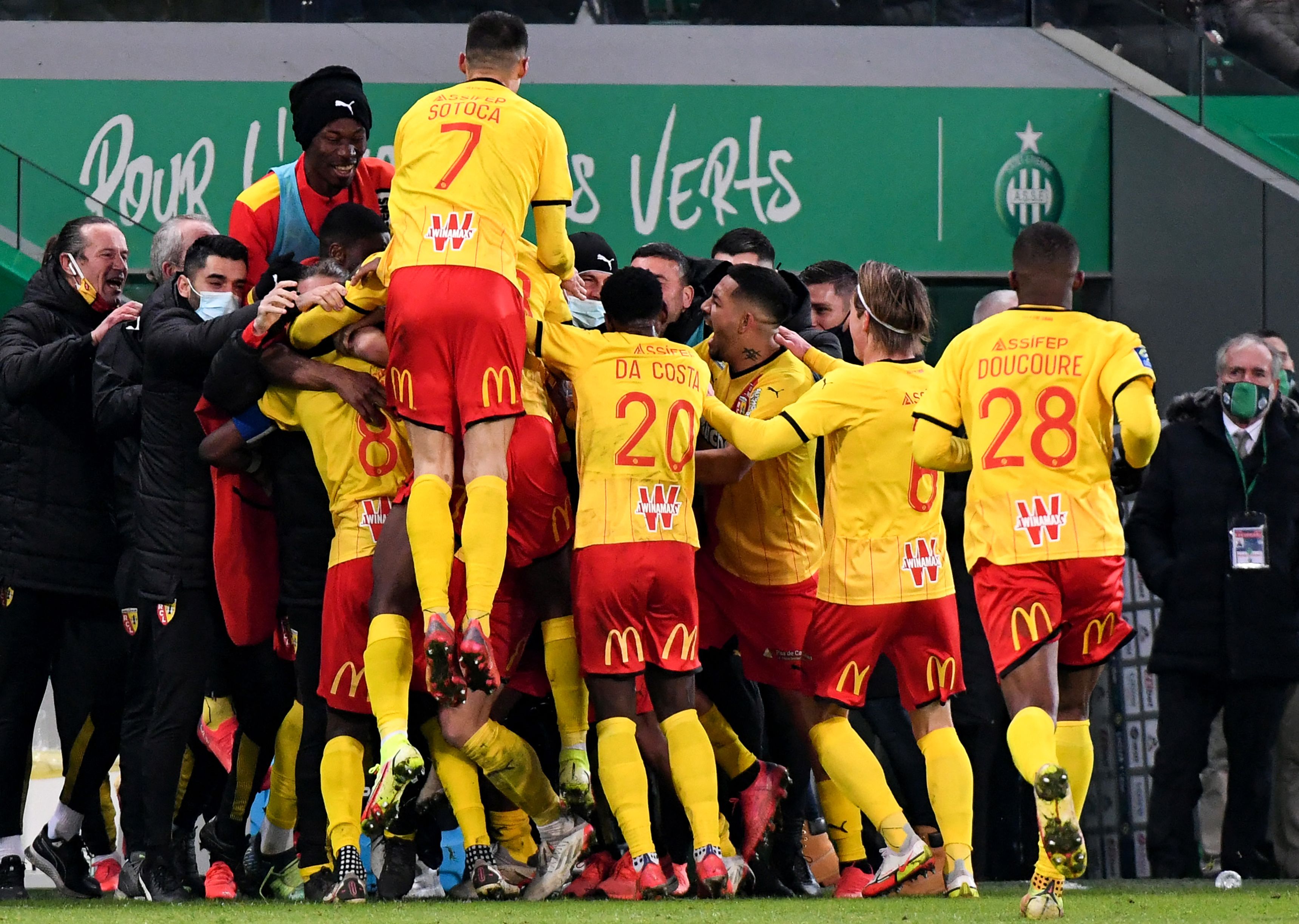 Para pemain Lens melakukan selebrasi usai mencetak gol ke gawang Saint Etienne di laga Ligue 1.