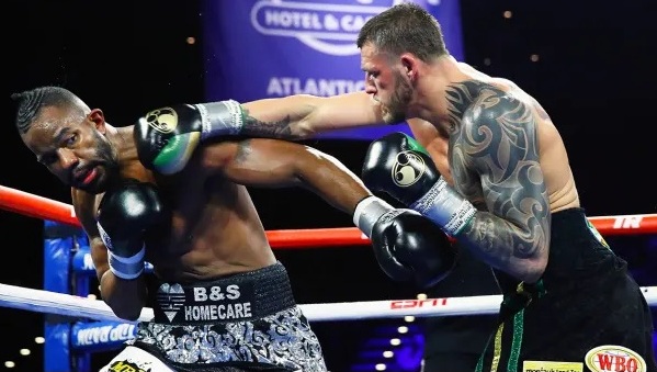 Joe Smith Jr melontarkan pukulan ke arah rahang lawannya Steve Geffrard pada laga kelas berat WBO di New York, AS, Minggu (16/1) WIB.