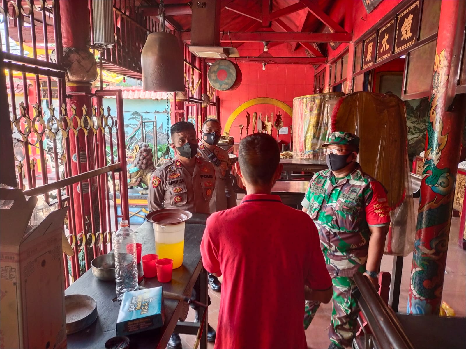 Kapolsek Krian dan Danramil Krian mengecek kesiapan Klenteng Tri Dharma Teng Swie Bio dalam penerapan prokes jelang Imlek tahun 2022, Jumat 