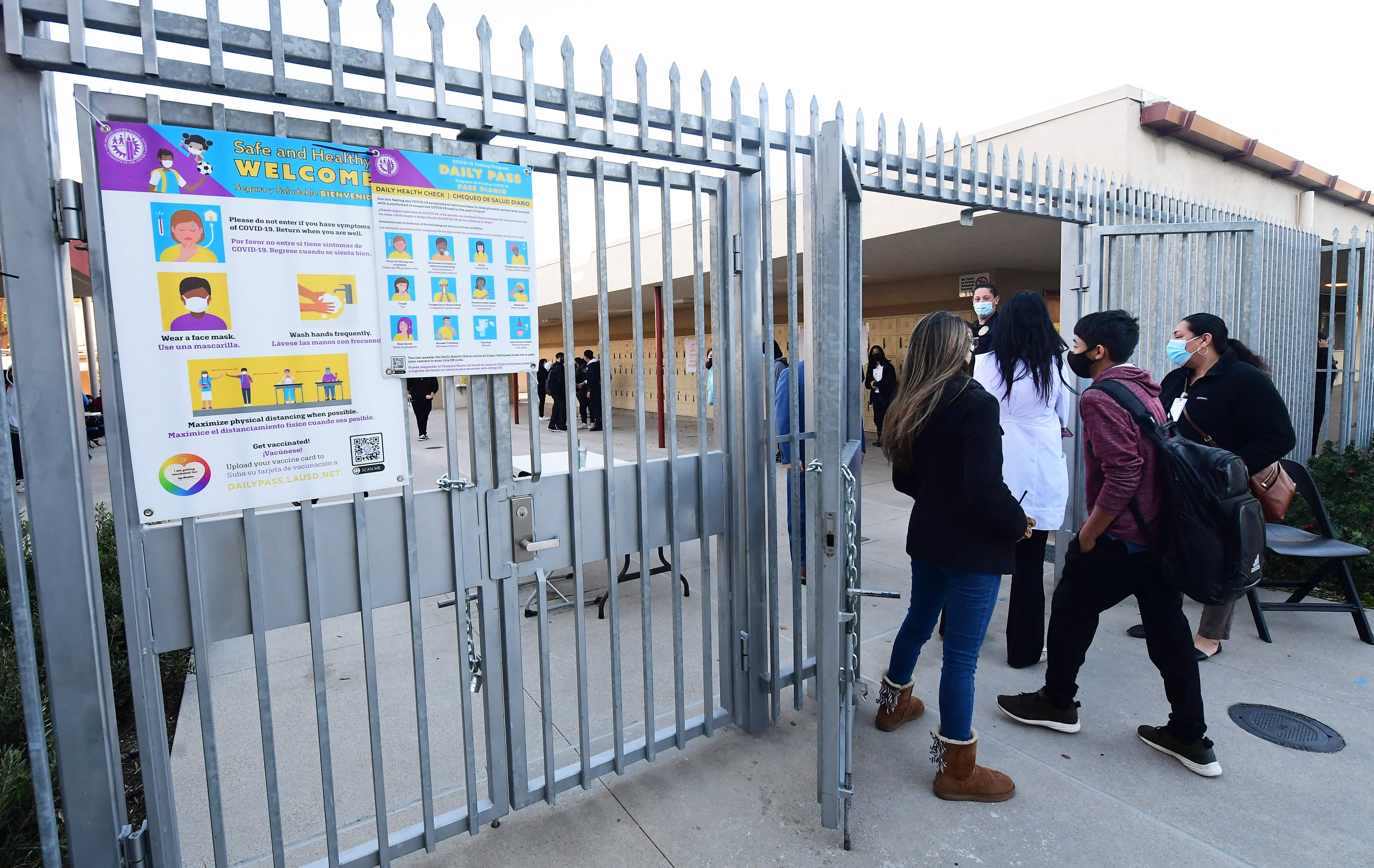 Pelajar dari Olive Vista Middle School mulai belajar di sekolah dengan terapkan protokol kesehatan di Sylmar, California, AS, Selasa (11/1).