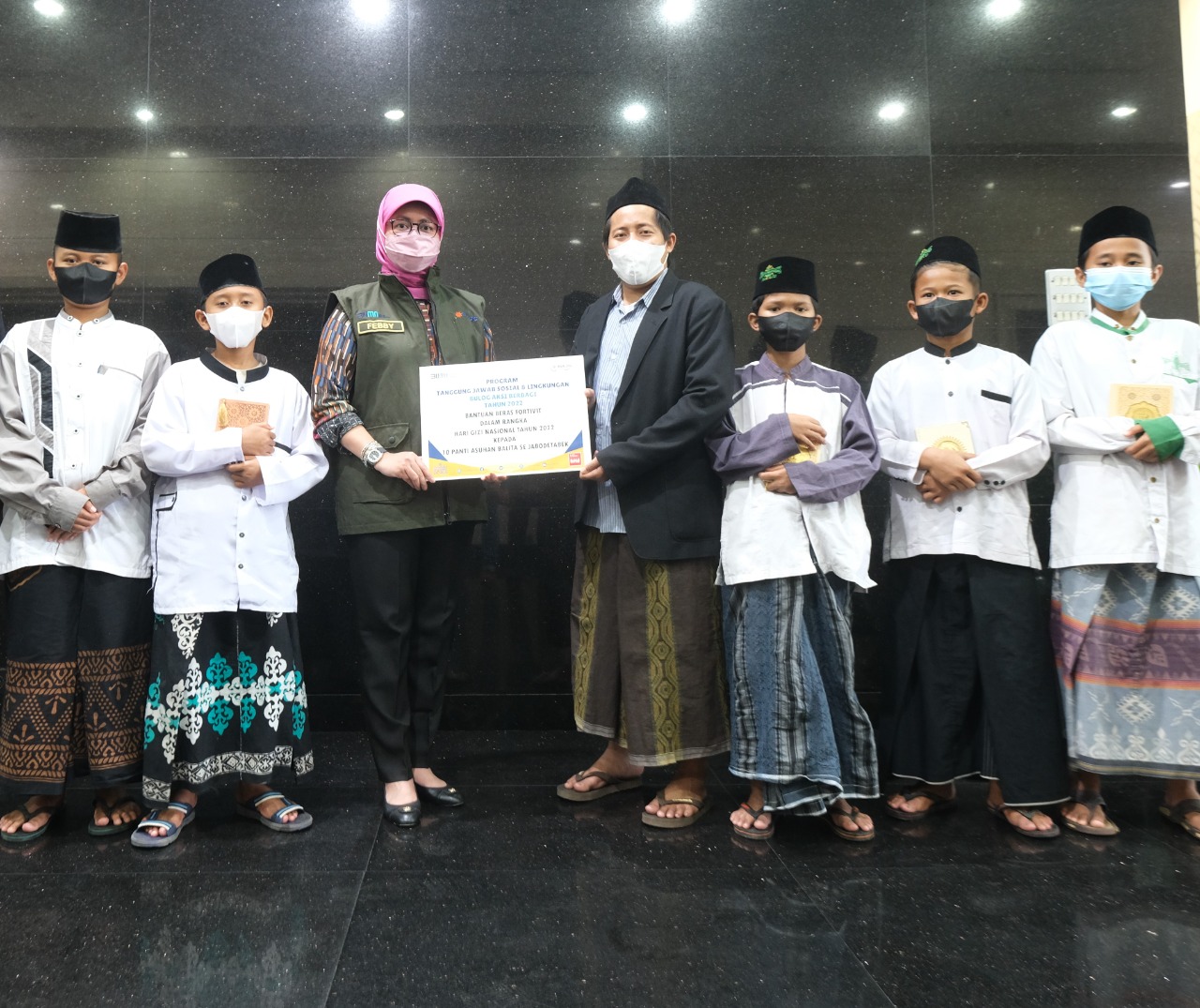 Pemberian bantuan beras Fortivit oleh Direktur Bisnis Perum BULOG Febby Novita kepada Yayasan Tunas Bangsa, di Jakarta, Selasa (25/1)