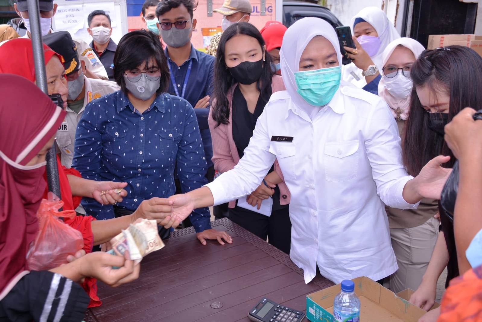 Wakil Wali Kota Palembang Fitrianti Agustinda melayani penjualan minyak goreng murah Rp14.000 untuk dua liter di Pasar 3-4 Ulu Palembang.