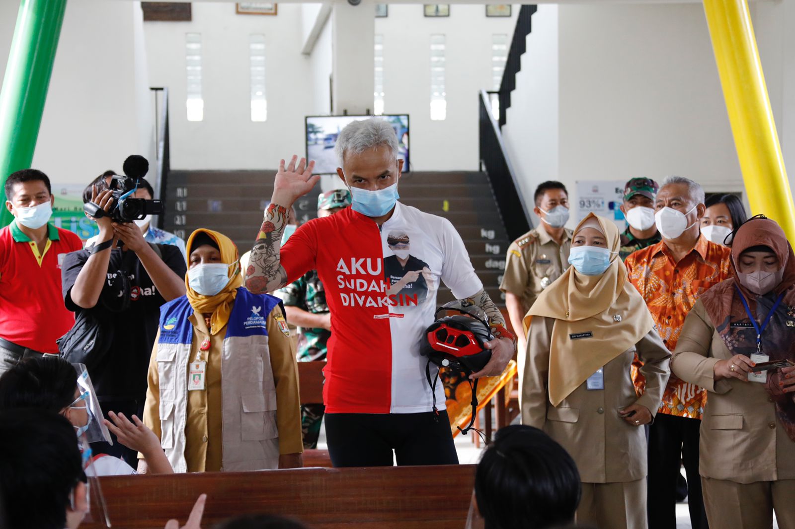 Gubernur Jateng Ganjar saat meninjau vaksinasi anak usia 6-11 tahun di SD Petra, Pedurungan, Semarang, Senin (3/1/2022).