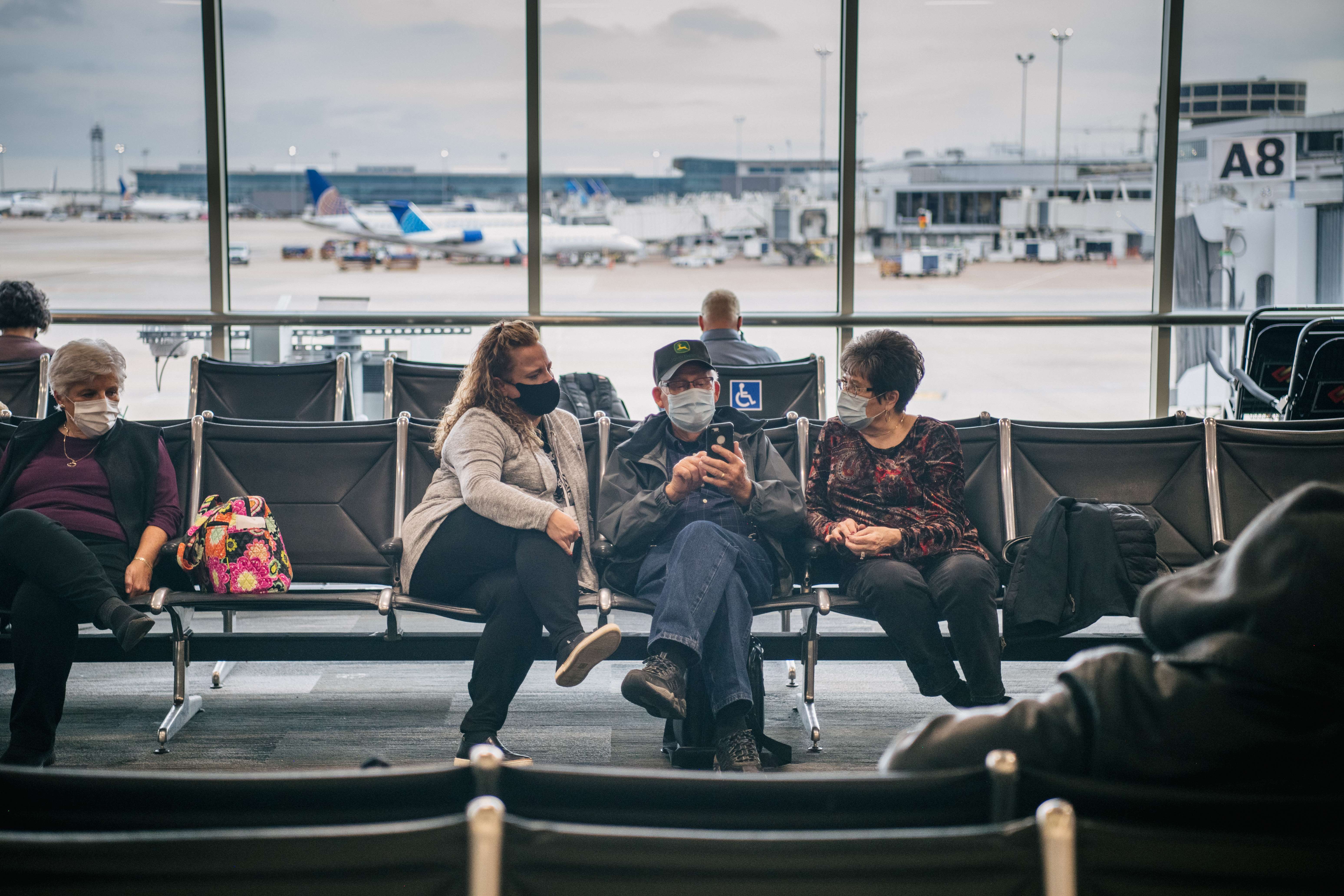 Calon penumpang menunggu penerbangan mereka di Bandara Internasional George Bush di Houston, Texas, AS.