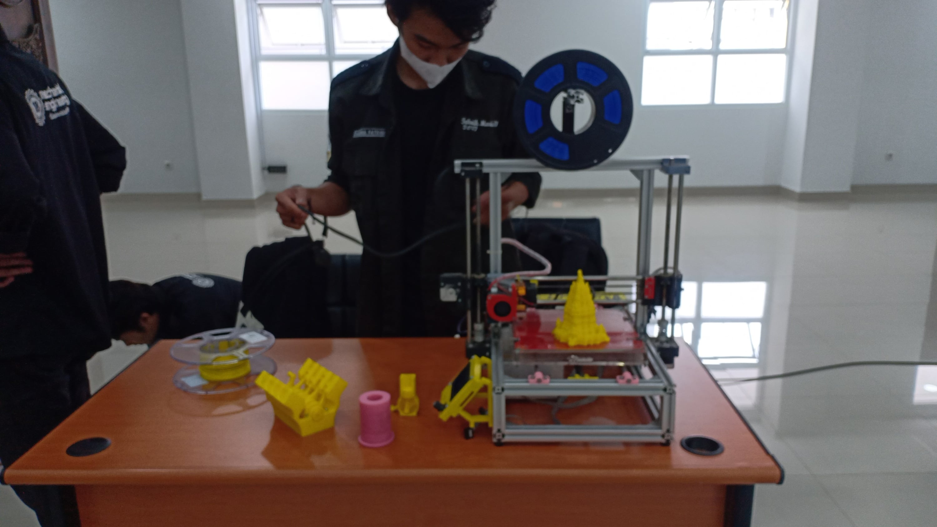 Seorang mahasiswa Fakultas Teknik Universitas Tidar, Magelang, Jawa Tengah, memperlihatkan hasil karyanya