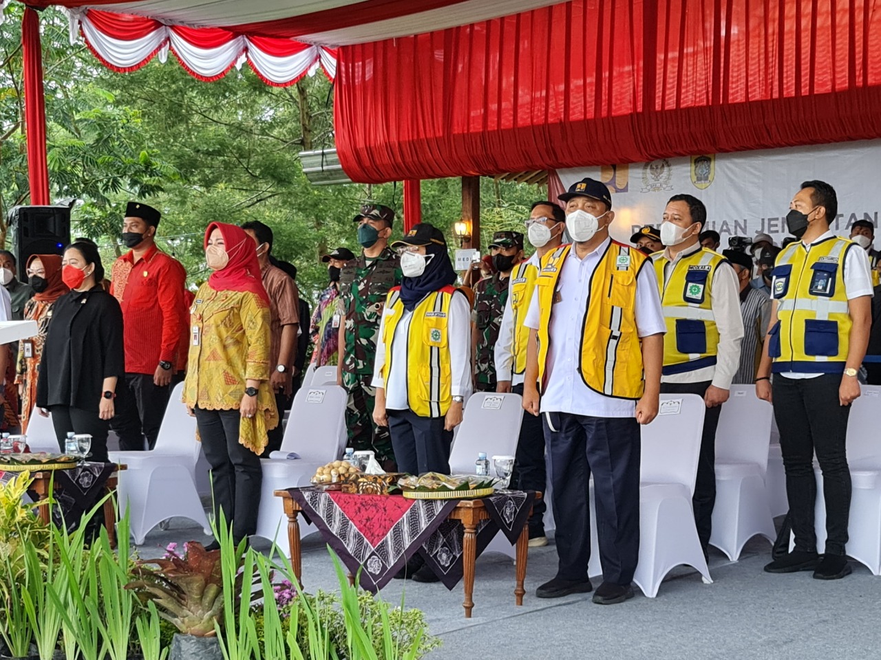 Ketua DPR RI Puan Maharani dan Dirut PT Amarta Karya Nikolas Agung SR menghadiri peresmian jembatan gantung Girpasang di Klaten, Jateng.