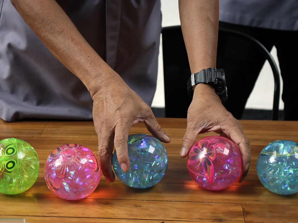 Ilustrasi sabu cair dalam bola mainan. 