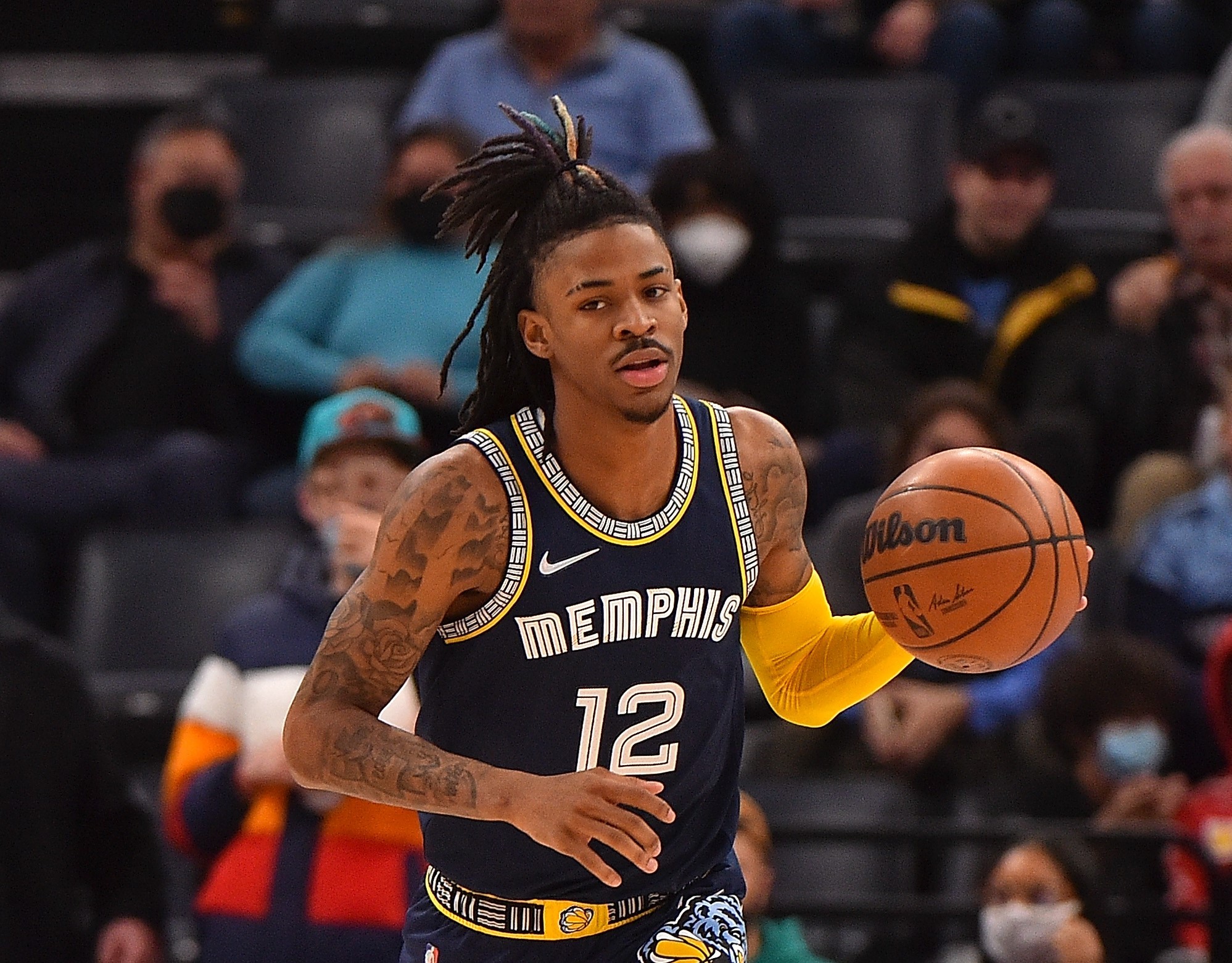 Aksi pemain Memphis Grizzlies, Ja Morant, menggiring bola.  