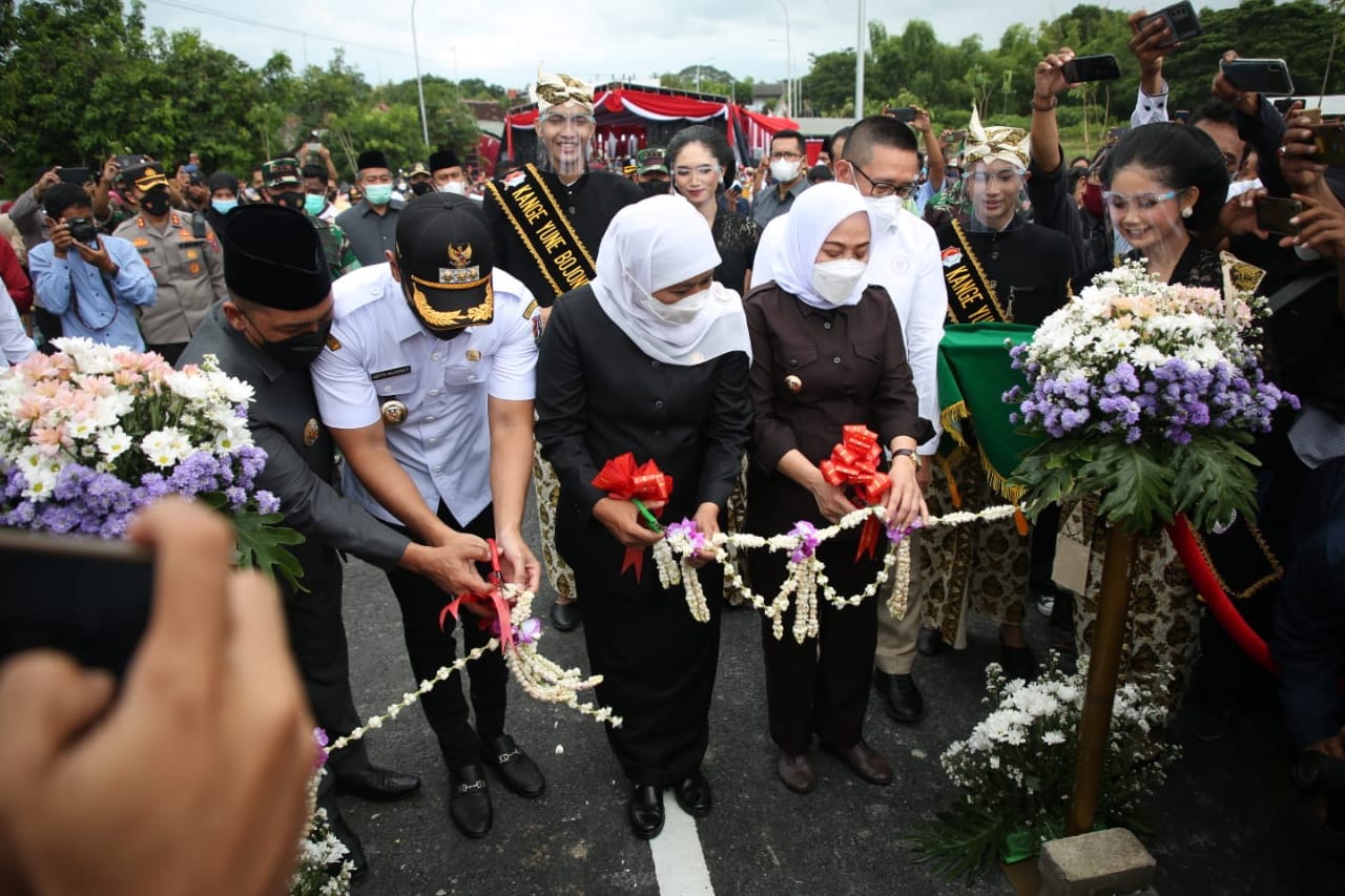 Gubernur Jawa Timur,  Khofifah Indar Parawansa (tengah), Bupati Tuban, Aditya Halindra Faridzky, dan Bupati Bojonegoro, Anna Muawanah, meres