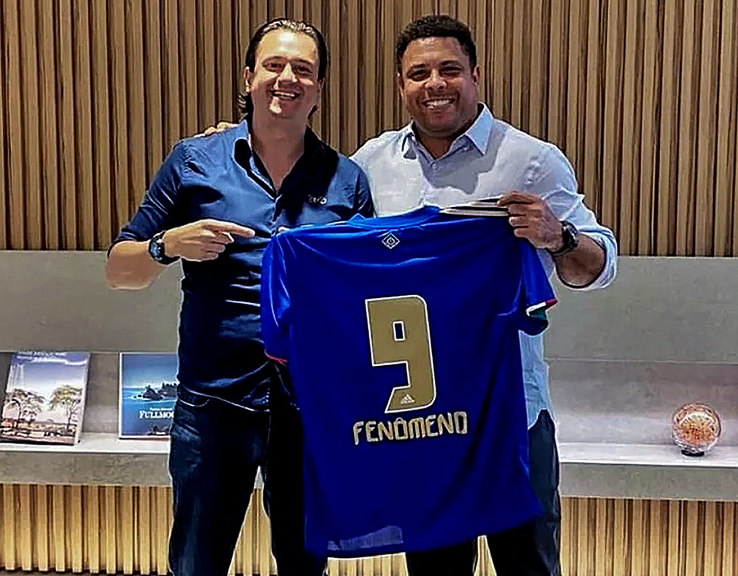 Ronaldo (kanan) berpose dengan presiden Cruzeiro Sergio Santos Rodrigues, 18 Desember lalu, saat mengumumkan pembelian klub itu.
