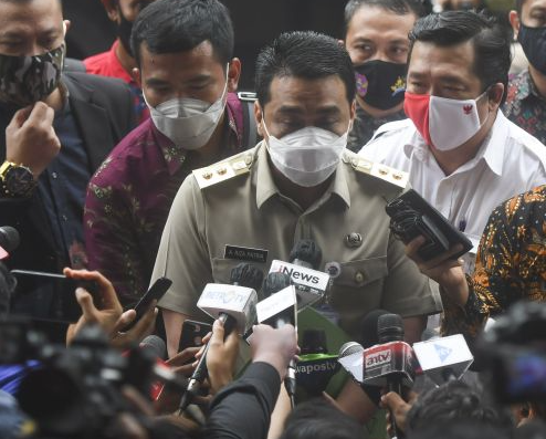 Wakil Gubernur DKI Jakarta Ahmad Riza Patria (tengah).