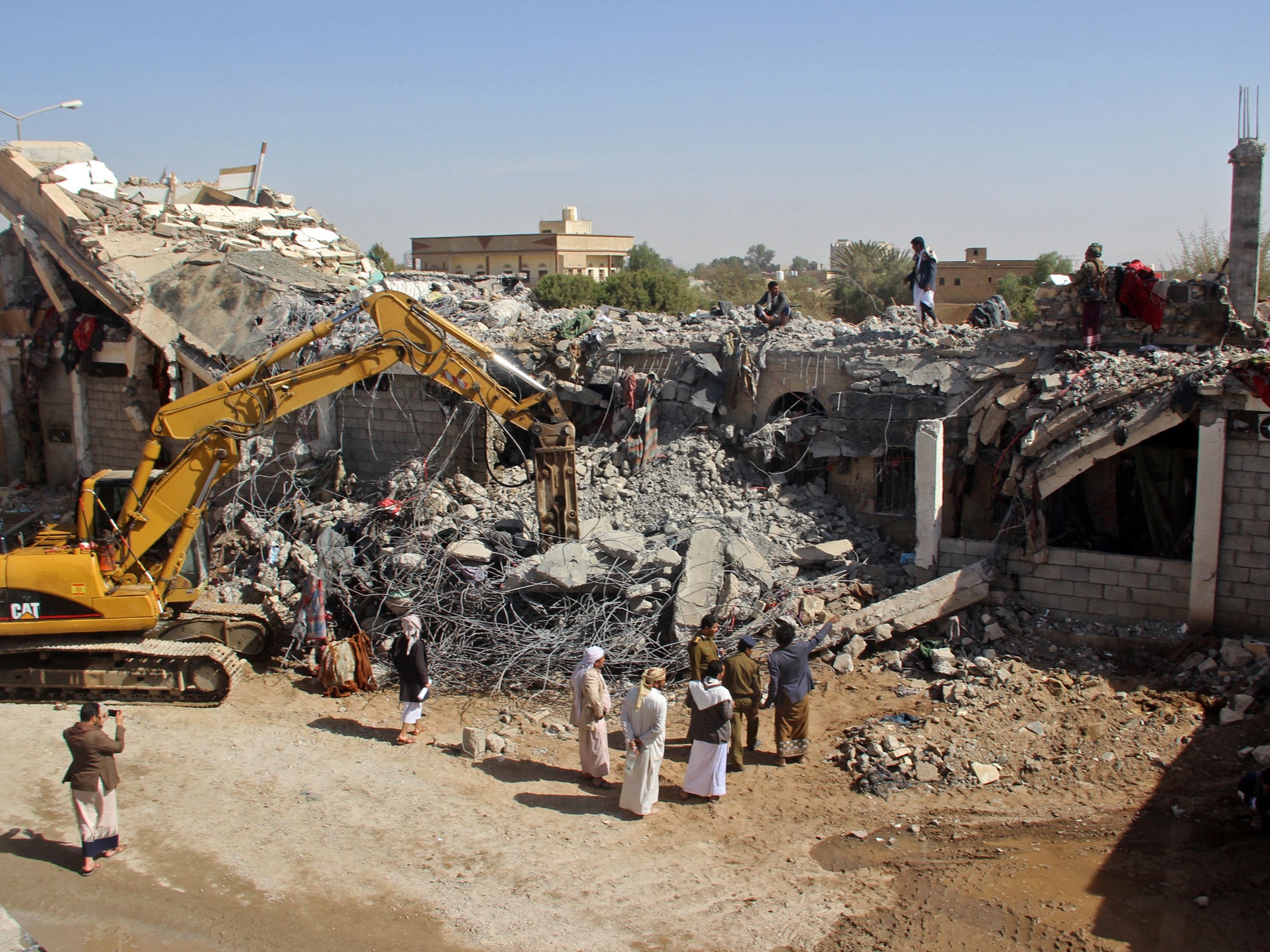 Yaman memeriksa kerusakan sehari setelah serangan udara pimpinan Saudi yang dilaporkan menargetkan penjara di kubu Huthi Saada.