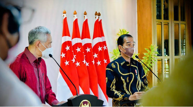 Presiden Joko Widodo menyampaikan pernyataan pers bersama PM Singapura Lee Hsien Loong
