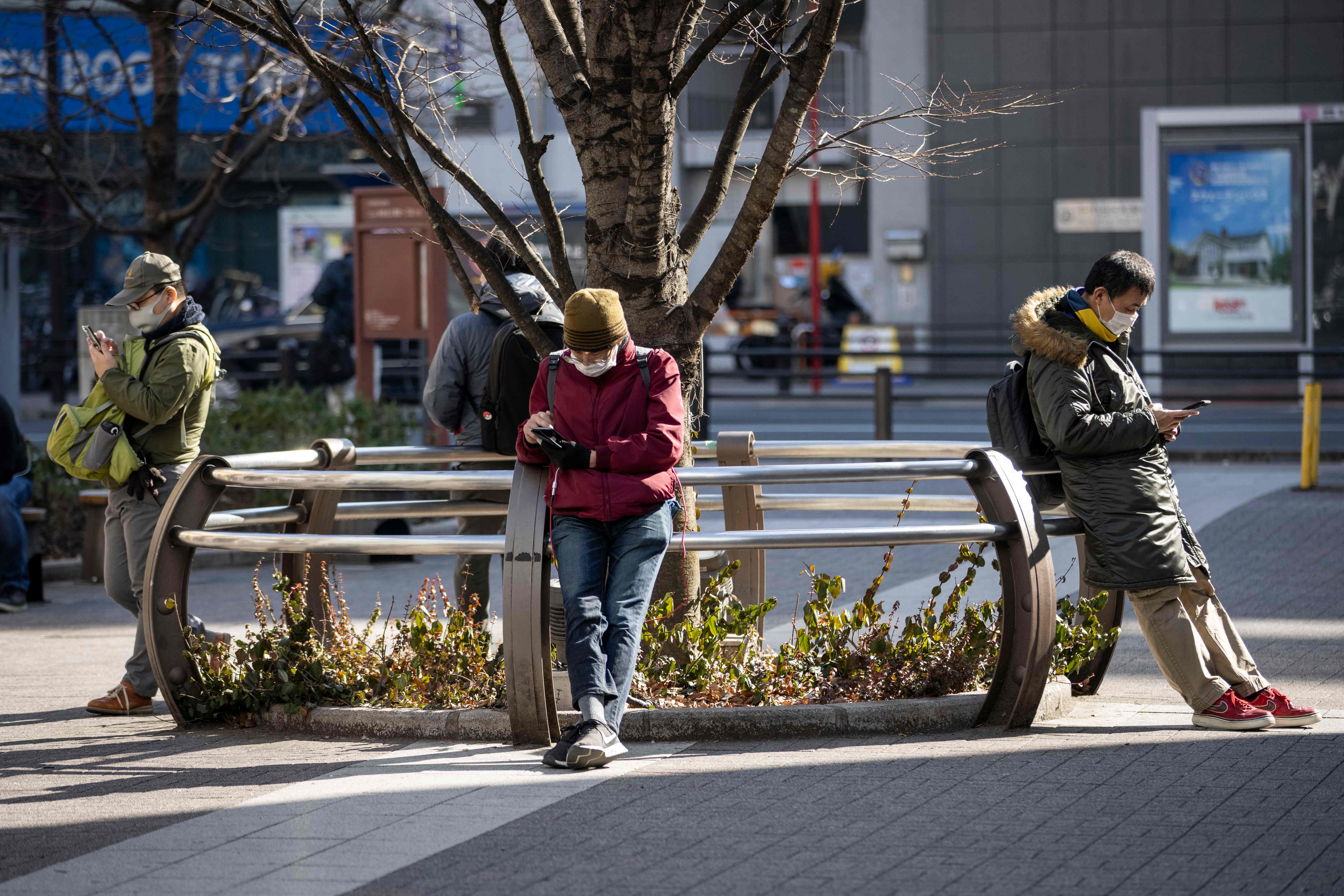 Ilustrasi--Sejumlah pemain Pokemon Go menunggu raid di Akihabara, Tokyo, Jepang