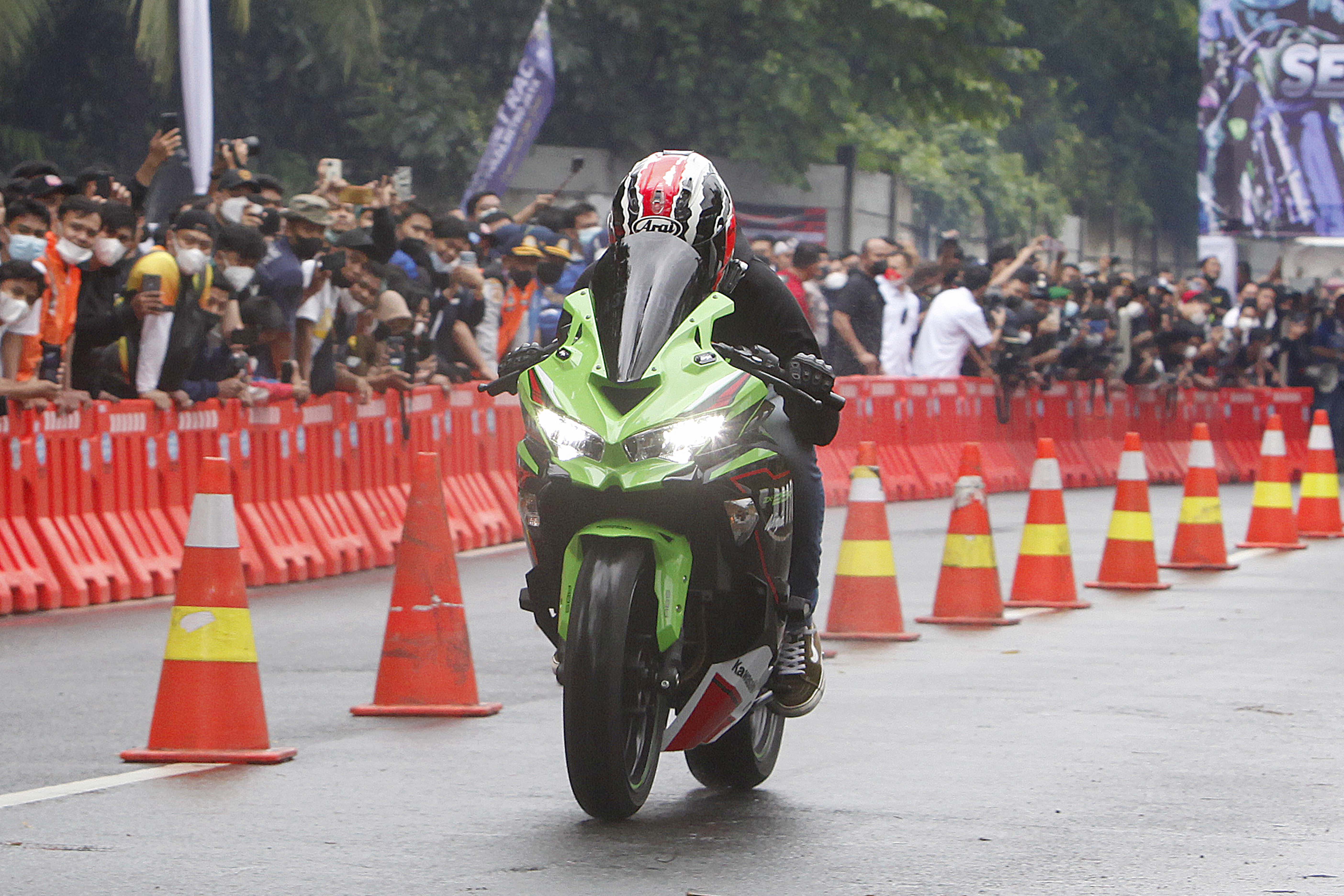 Pebalap memacu kendaraannya dalam ajang Street Race di Taman Impian Jaya Ancol, Jakarta, Minggu (16/1).