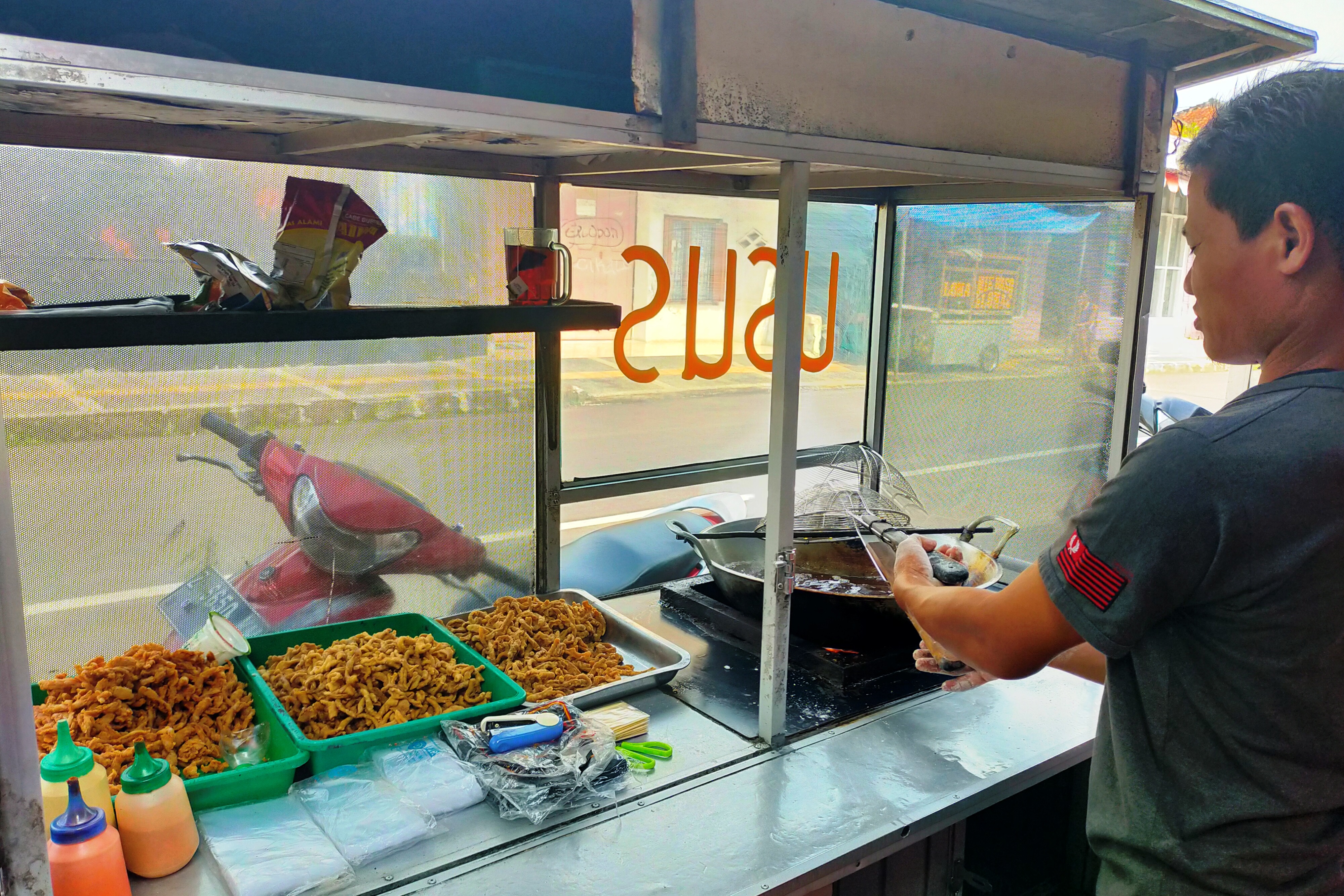 Pedagang gorengan jamur.