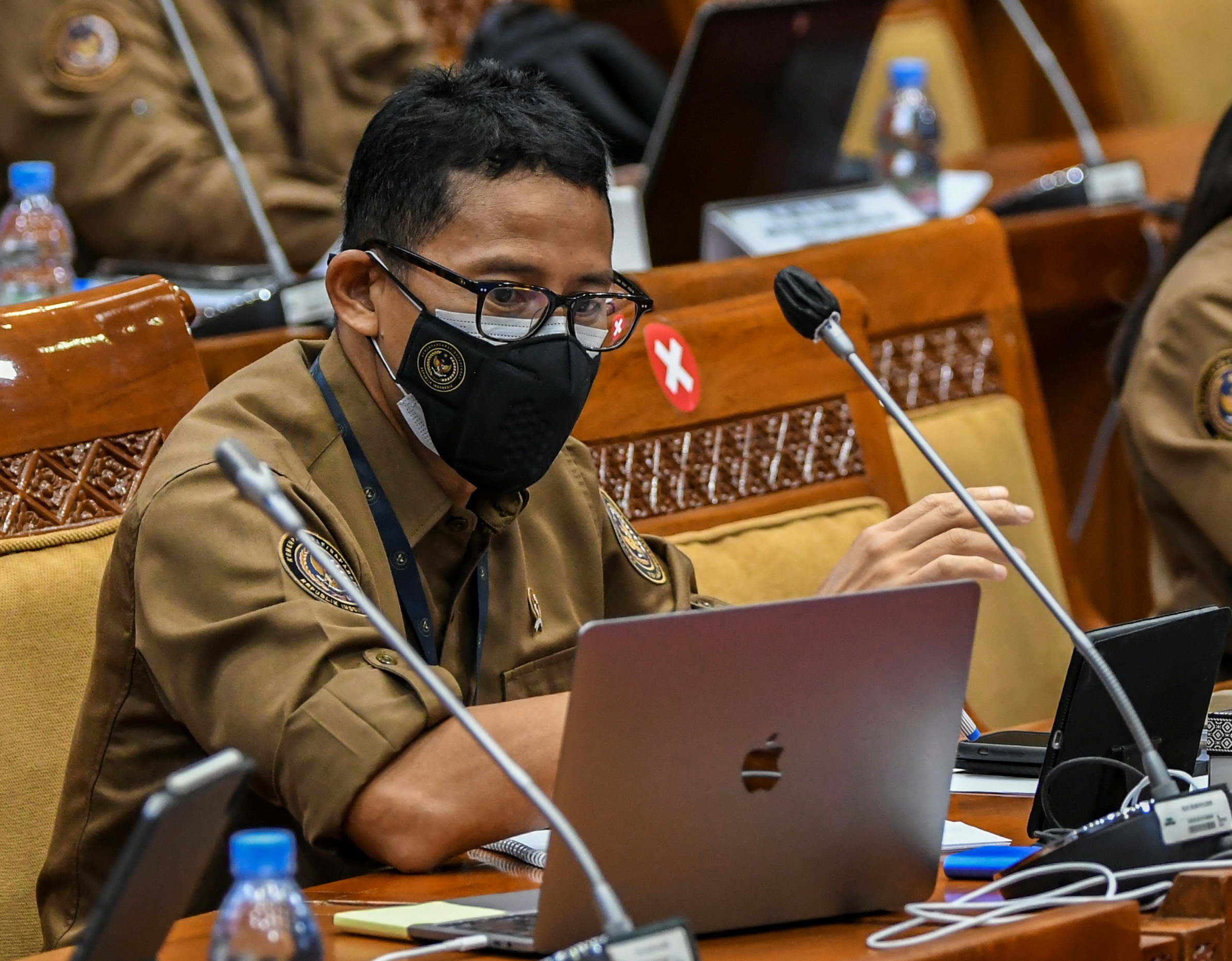  Menteri Pariwisata dan Ekonomi Kreatif Sandiaga Salahudin Uno saat mengikuti rapat kerja dengan Komisi X DPR RI.