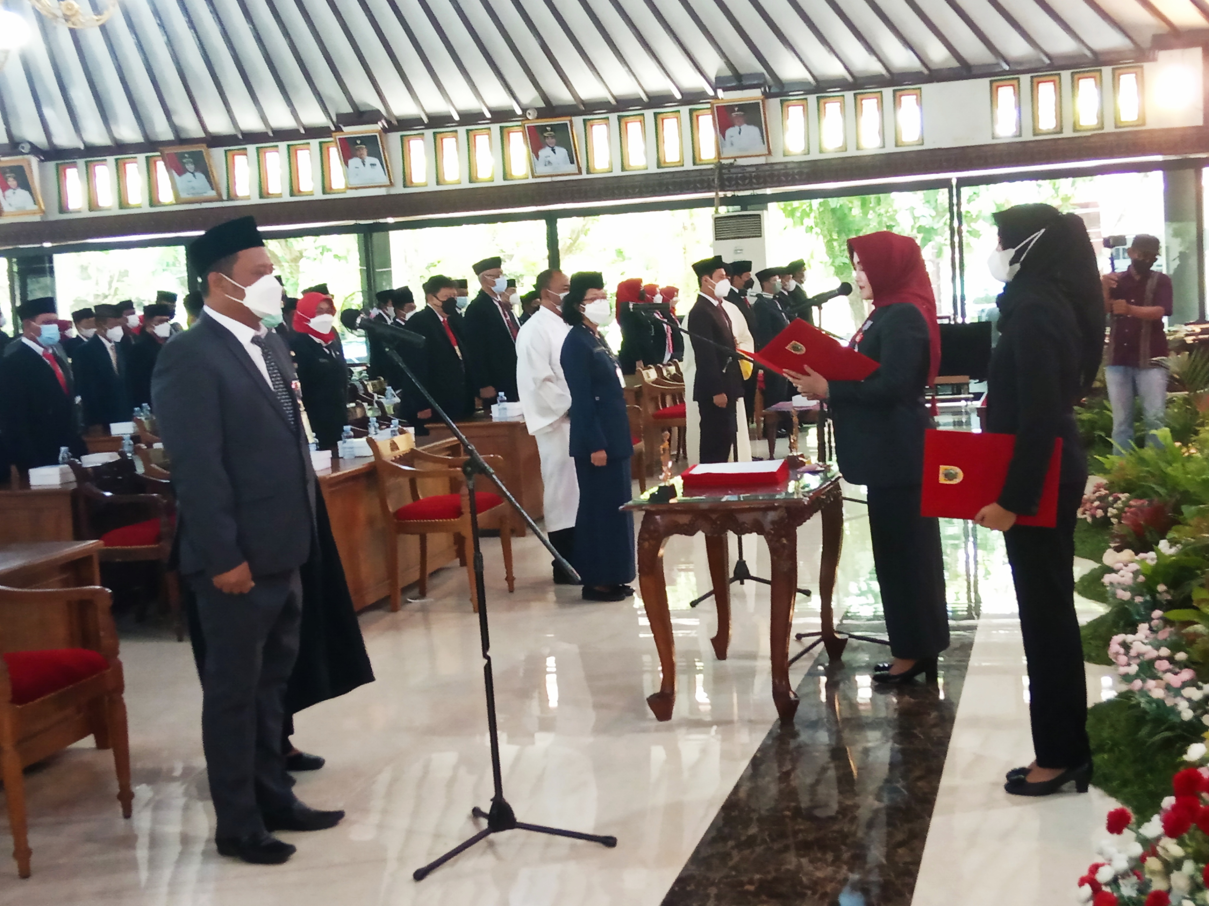 Bupati Klaten Sri Mulyani membacakan sumpah jabatan saat pelantikan pejabat di lingkungan pemkab