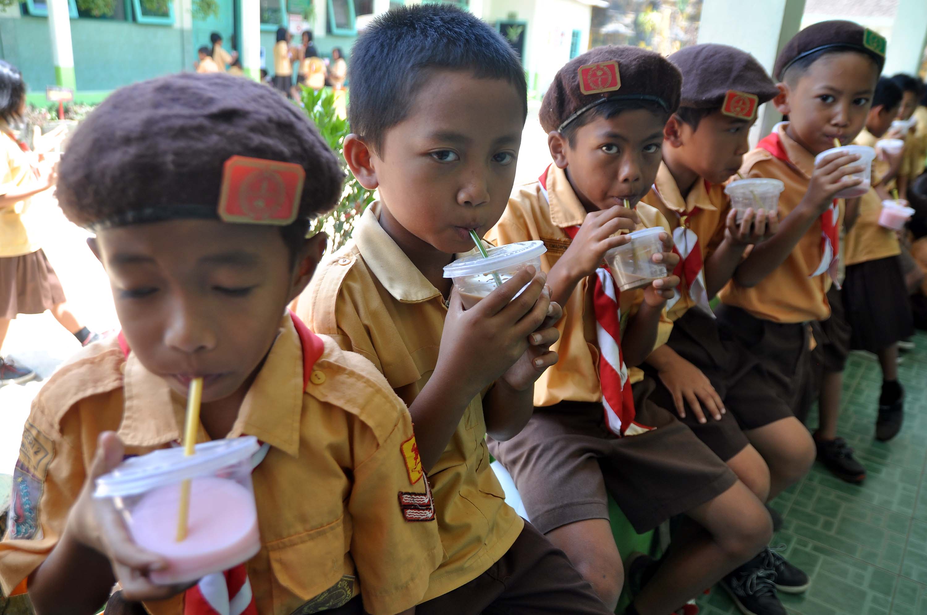 Sejumlah pelajar minum susu bersama saat pelaksanaan gerakan minum susu di SD Kemiri, Kandangan, Temanggung, Jateng.