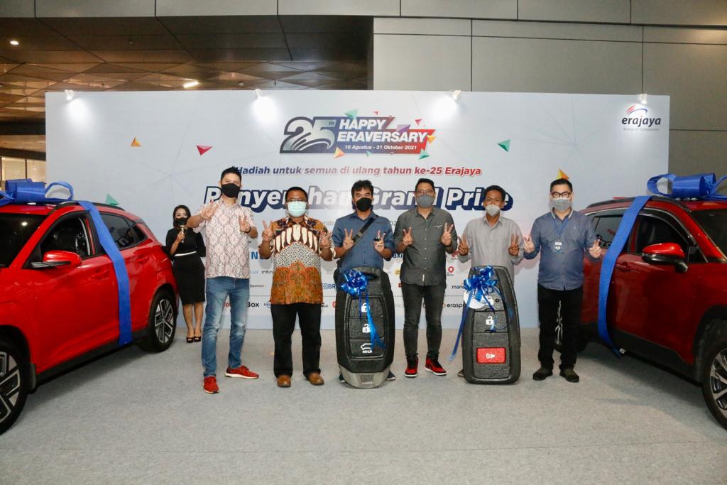 Penyerahan grand prize Eraversary 2021 di Tunjungan Plaza Surabaya, jawa Timur. 