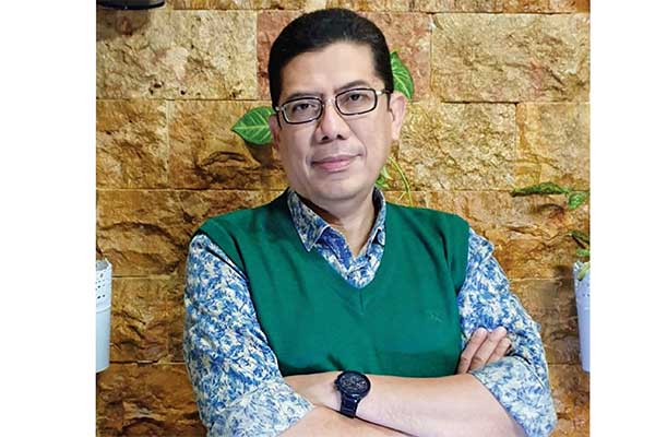 Doktor bidang kedokteran dan kesehatan yang juga ketua Perhimpunan Dokter Indonesia Timur Tengah Iqbal Mochtar.