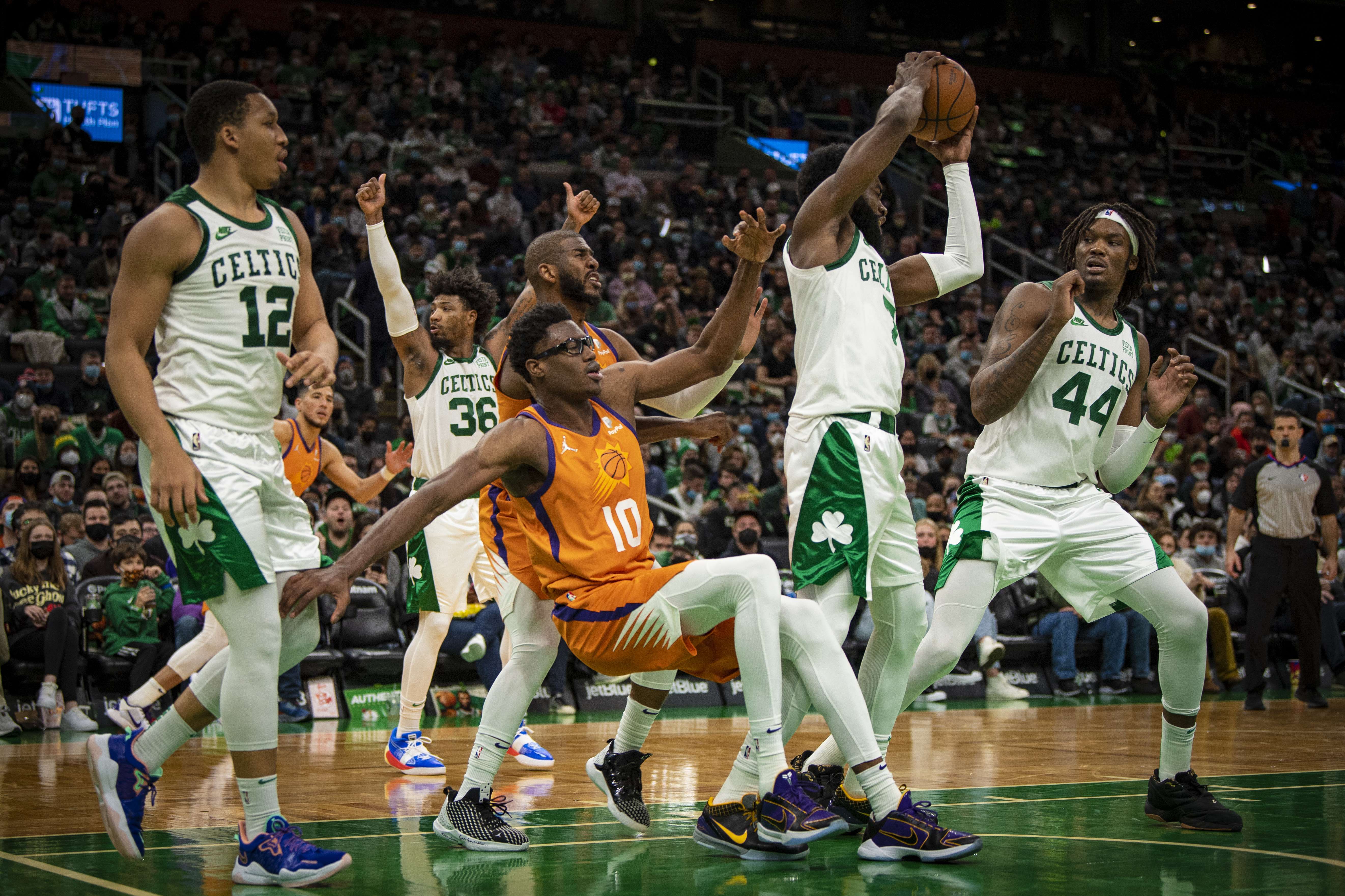 Jaylen Brown (kedua dari kanan) dari Boston Celtics siap melakukan tembakan saat timnya berhadapan dengan Phoenix Suns.