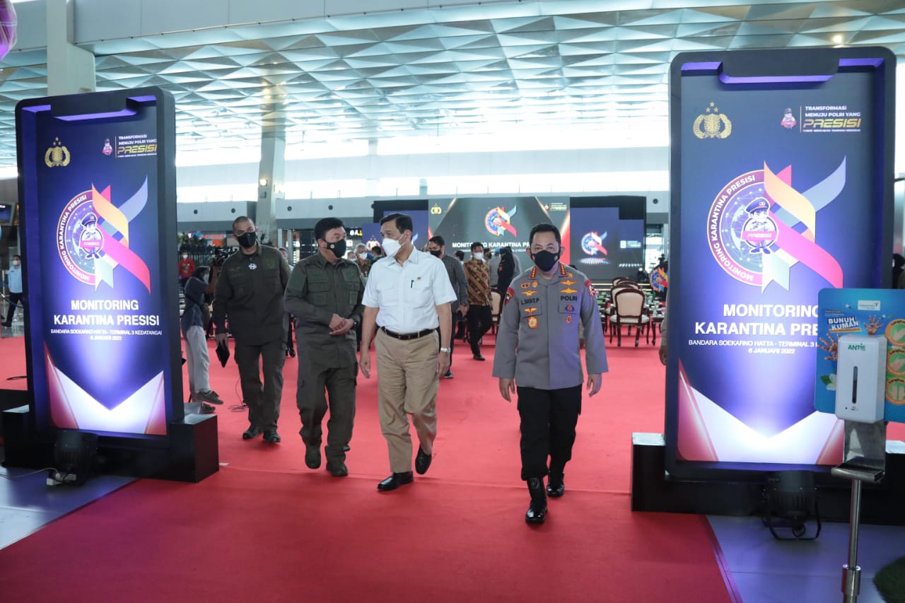 Kapolri Jenderal Listyo Sigit Prabowo bersama dengan Menteri Koordinator Bidang Kemaritiman dan Investasi Luhut Binsar Panjaitan.