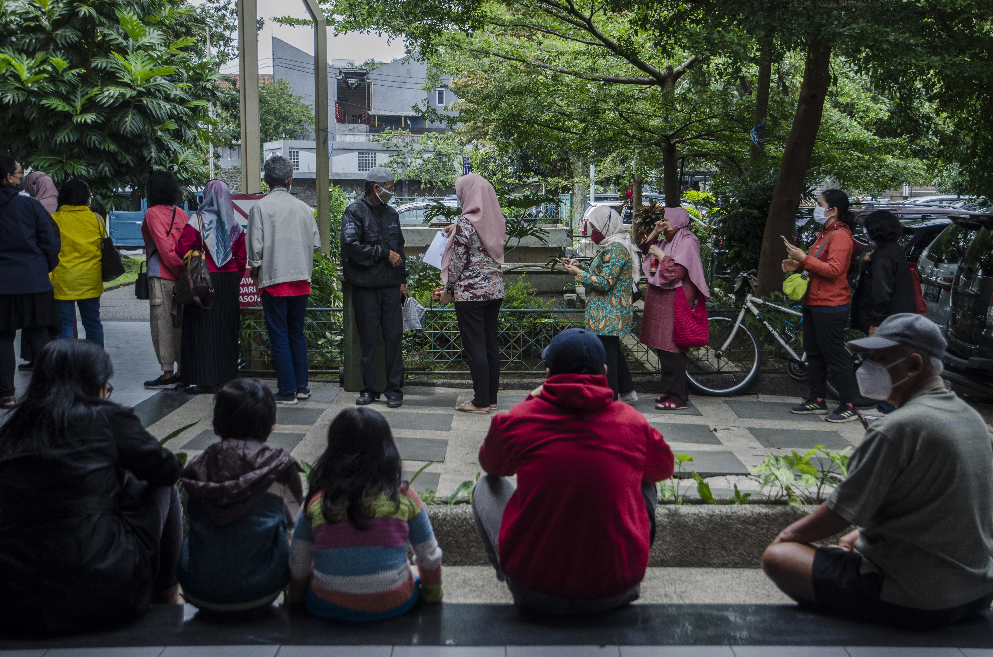 VAKSINASI BOOSTER: Warga mengantre untuk mendapatkan vaksinasi dosis ketiga (booster) di Pusdai, Bandung, Jawa Barat, Kamis (13/1/2022).