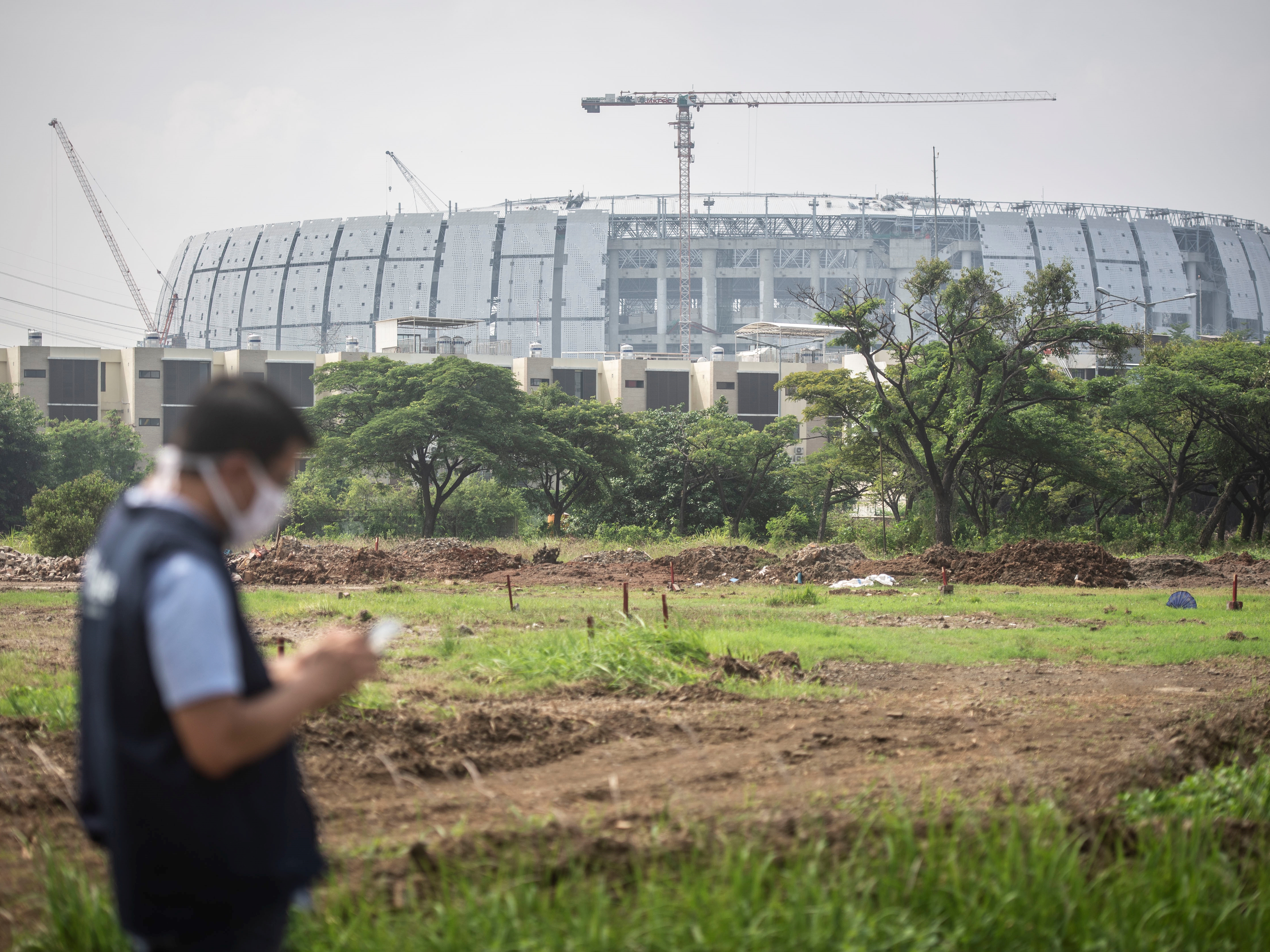 Petugas berada di lokasi yang akan dibangun Jakarta International E-Prix Circuit, Taman Impian Jaya Ancol, Jakarta, Rabu (22/12/2021).