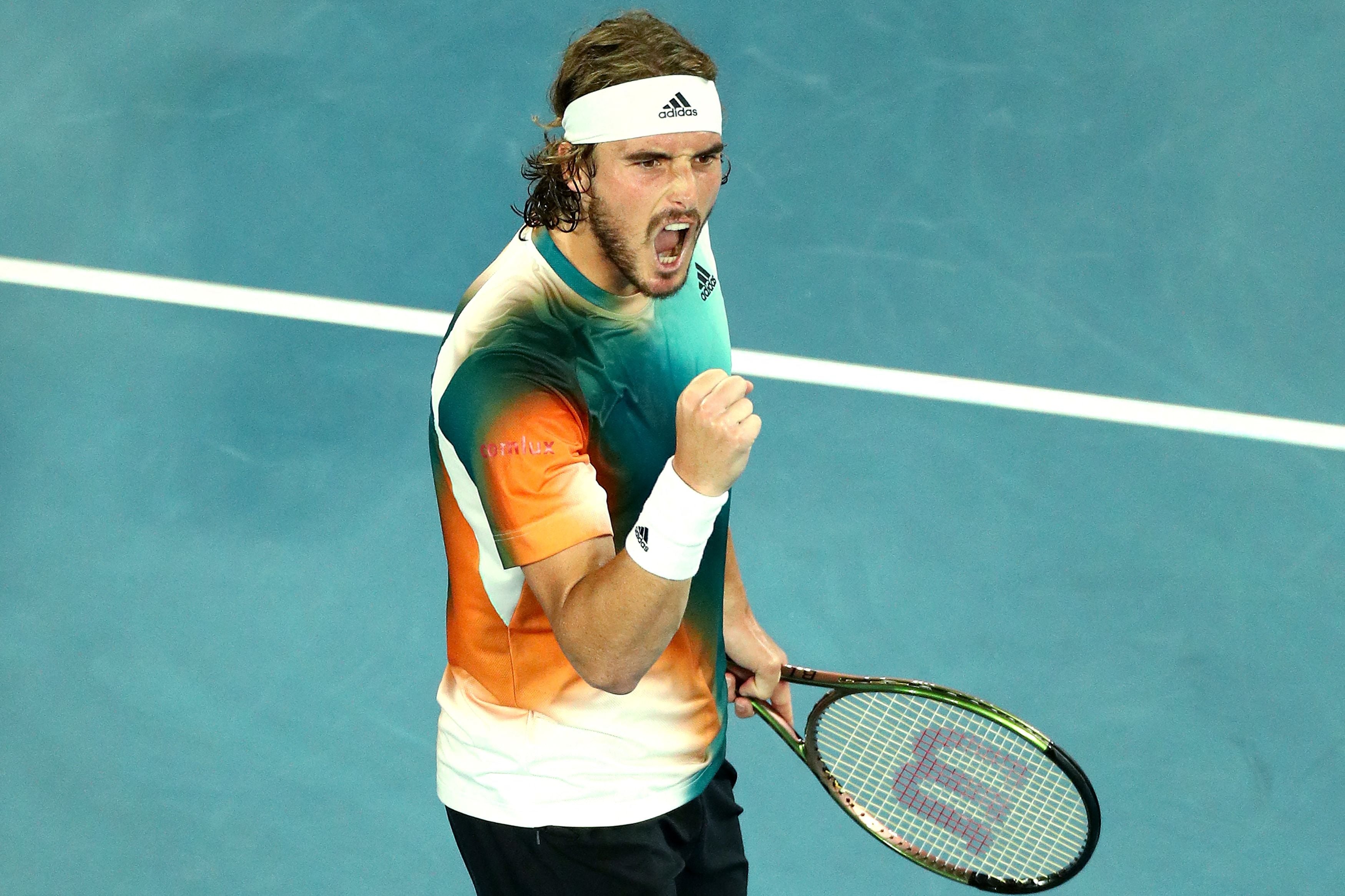  Raeksi petenis Yunani Stefanos Tsitsipas saat meraih poin dalam pertandingan menghadapi petenis Italia Jannik Sinner. 