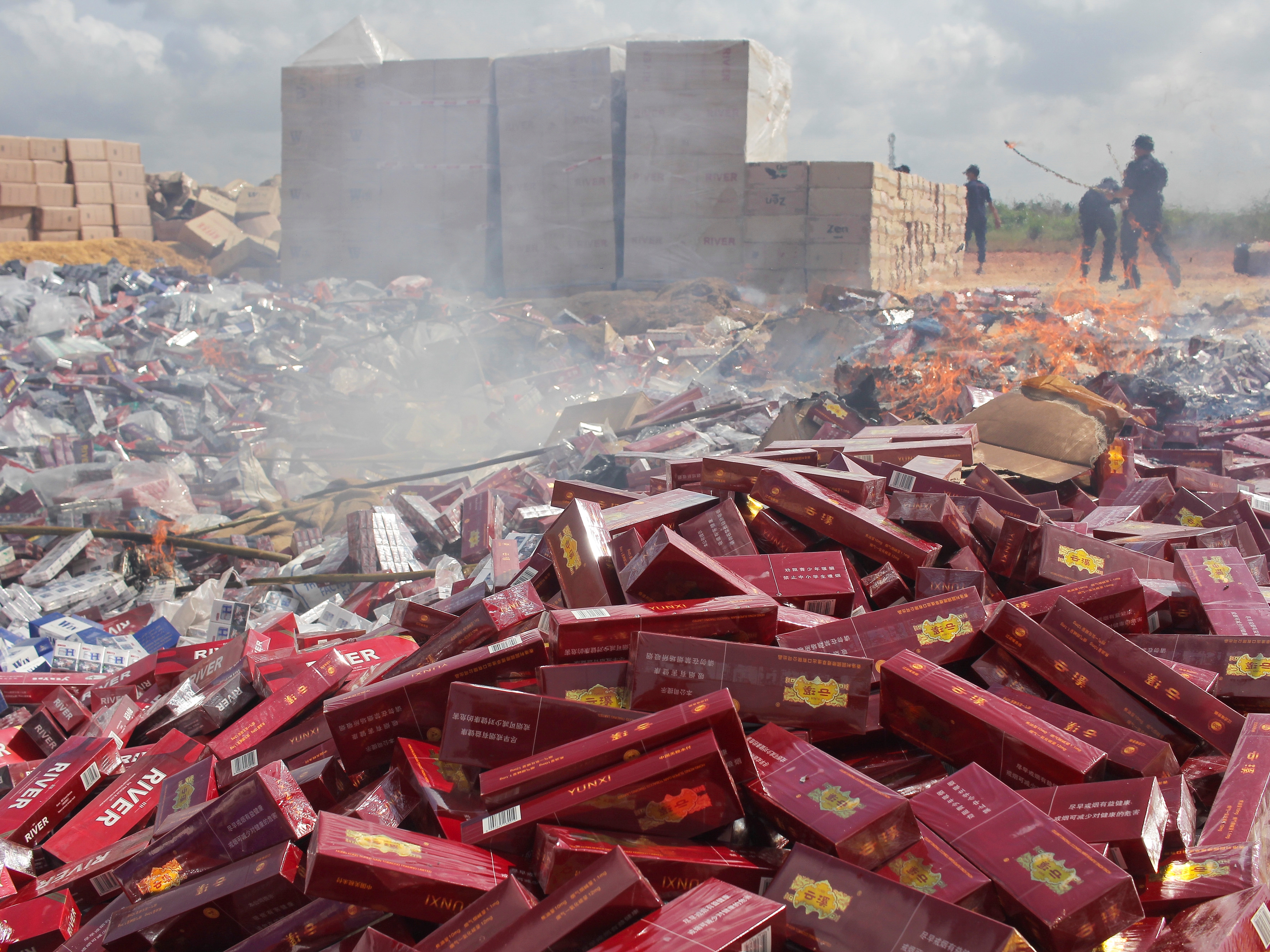 Polisi dan Bea Cukai Ciduk Pelaku Perdagangan Rokok Ilegal