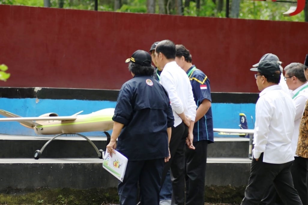 Presiden meninjau Elang Caraka.