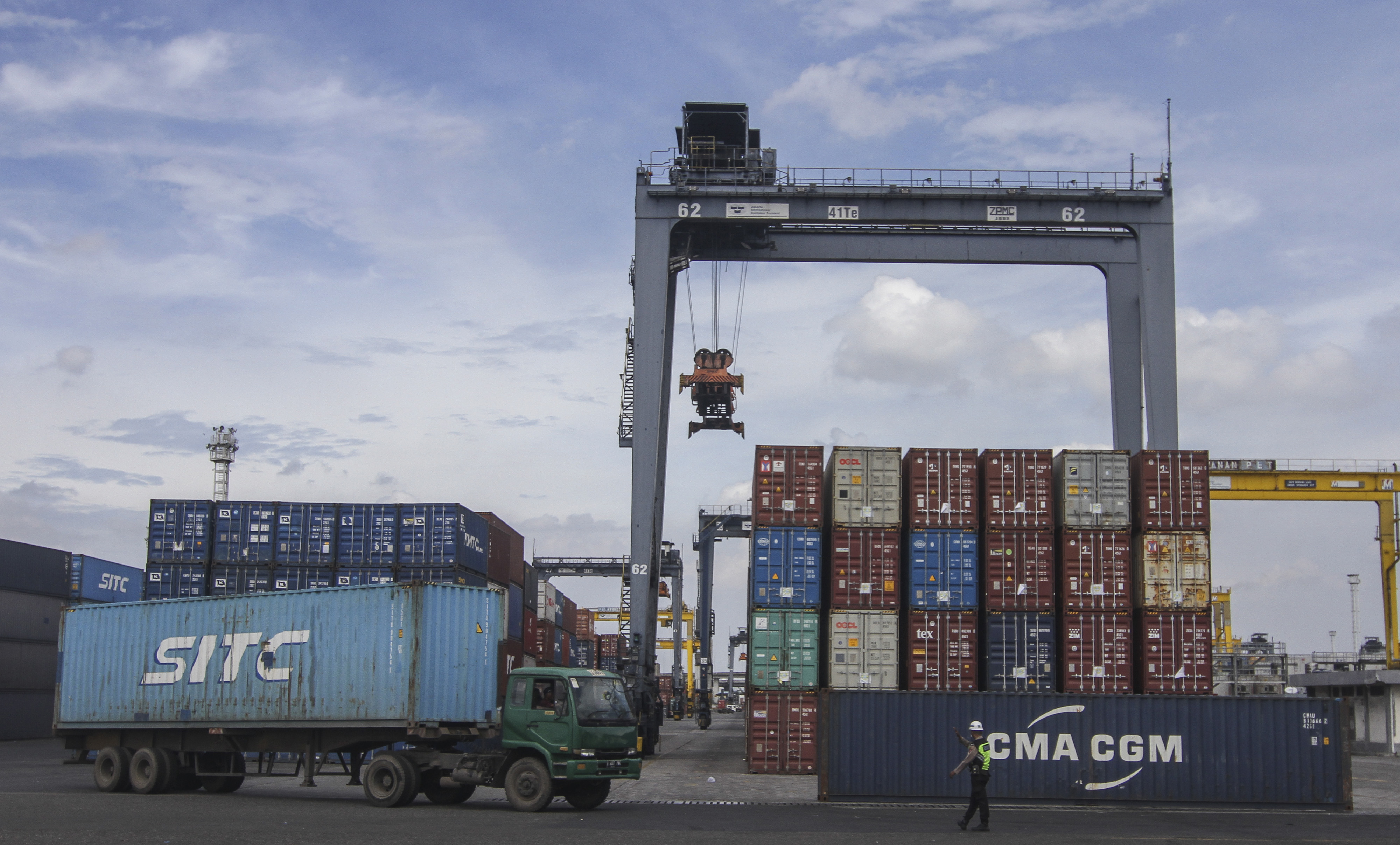 Ilustrasi bongkar-muat peti kemas di Pelabuhan Tanjung Priok, Jakarta Utara